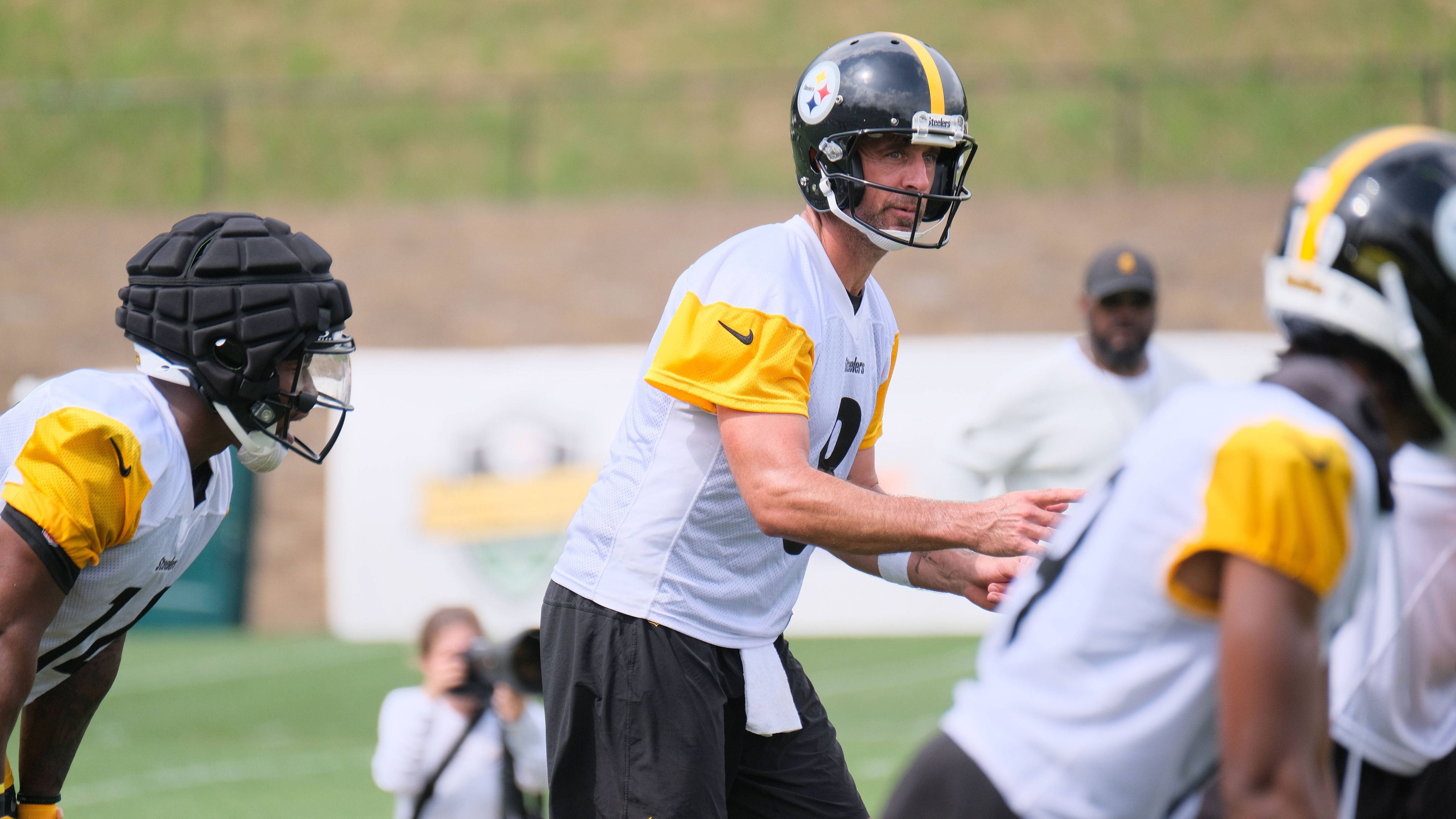 <strong>Pittsburgh Steelers</strong><br>• Starter: Aaron Rodgers (im Bild)<br>• Backups: Mason Rudolph, Will Howard (Rookie), Skylar Thompson