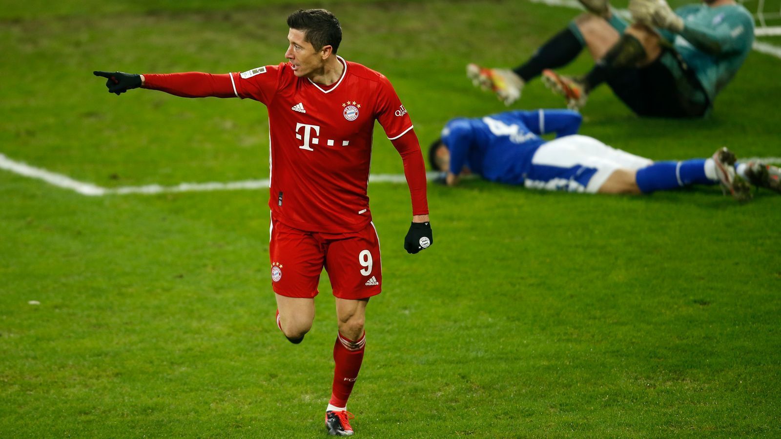 
                <strong>Robert Lewandowski top – RB-Sturm harmlos</strong><br>
                Während beim FC Bayern Robert Lewandowski mit schon jetzt 26 Saisontoren in der Liga den ewigen Rekord von Gerd Müller jagt, hat RB Leipzig die Abgänge von Timo Werner und Patrik Schick noch immer nicht kompensieren können. Die 40 Saisontore sind Leipziger sind ordentlich, aber nicht herausragend. Bester Torschütze bei RB in der Liga ist mit Marcel Sabitzer ein Mittelfeldspieler. Der ewige Leipziger Yussuf Poulsen ist mit vier Toren erfolgreichster Stürmer, die Neuzugänge Alexander Sörloth (1 Tor), Justin Kluivert (1 Tor) und Hee-chan Hwang (0 Tore) enttäuschen bislang. Aber kann die Mannschaft den harmlosen Sturm wirklich über eine komplette Saison auffangen?
              