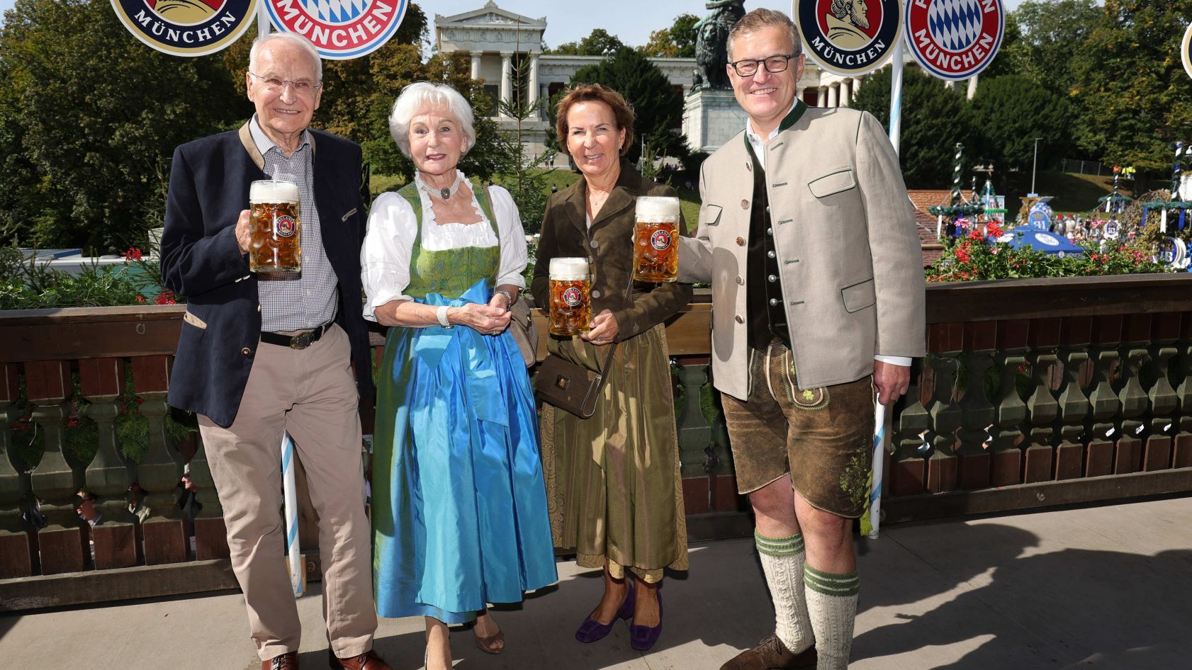 <strong>Der FC Bayern München auf dem Oktoberfest: Die besten Wiesn-Bilder</strong><br>Auch Aufsichtsratsmitglied Edmund Stoiber mit seiner Karin und Vorstandsboss Jan-Christian Dreesen nebst Gattin Elke lächeln ohne Sonnenbrille in die Kameras.