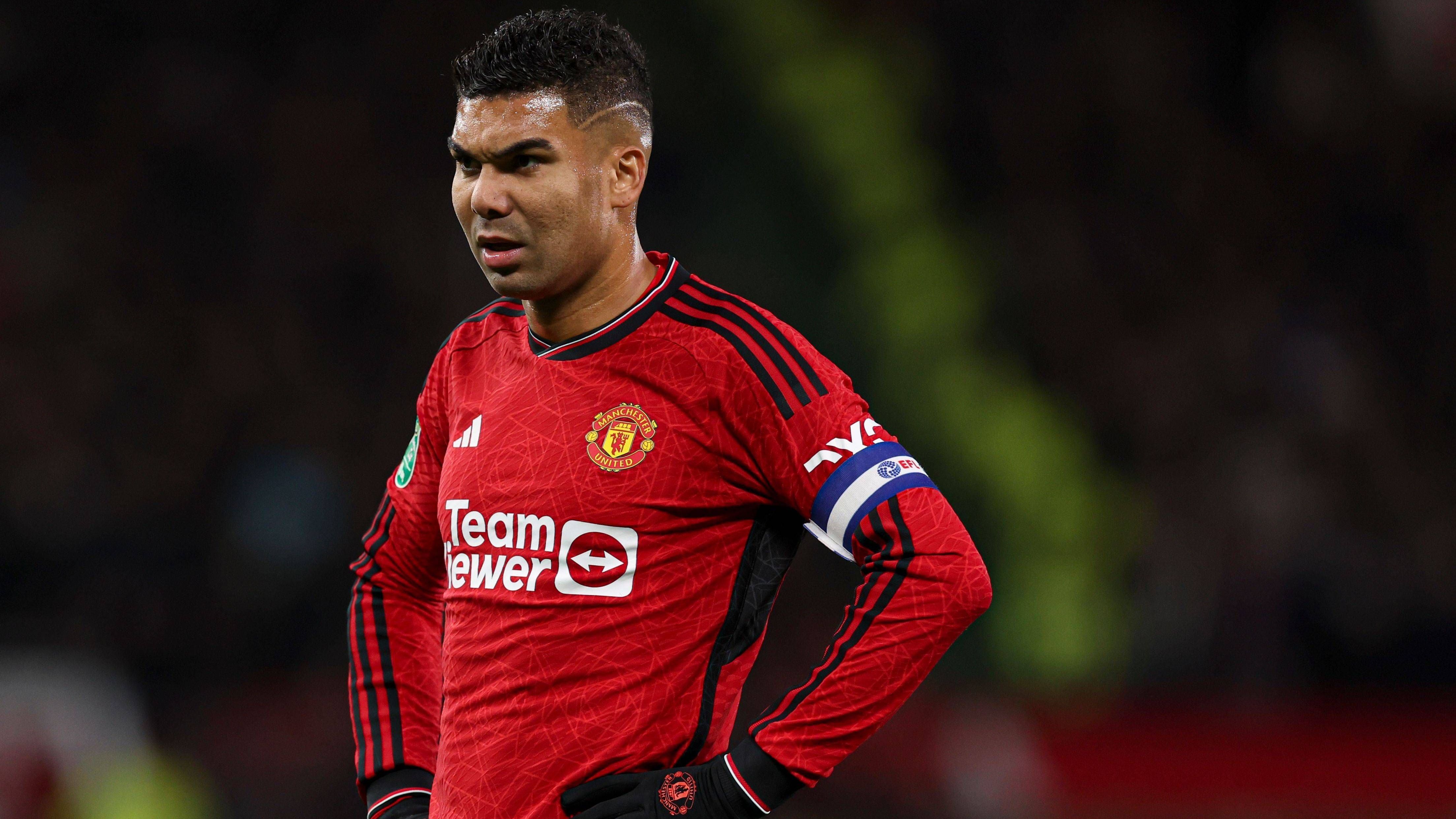 <strong>Casemiro</strong><br>Während andere Stars bei ManUtd aufgrund fehlender Perspektive gehen sollen, ist die Situation bei Casemiro anders. Laut "Relevo" spekuliert der 31-jährige Brasilianer wohl im Sommer 2024 mit einem Wechsel nach Saudi-Arabien. Um für ihn noch eine Ablöse zu kassieren, soll ManUtd dem Sechser wohl keine Steine in den Weg legen, wenn dieser wirklich ein Angebot aus dem Wüstenstaat bekäme.