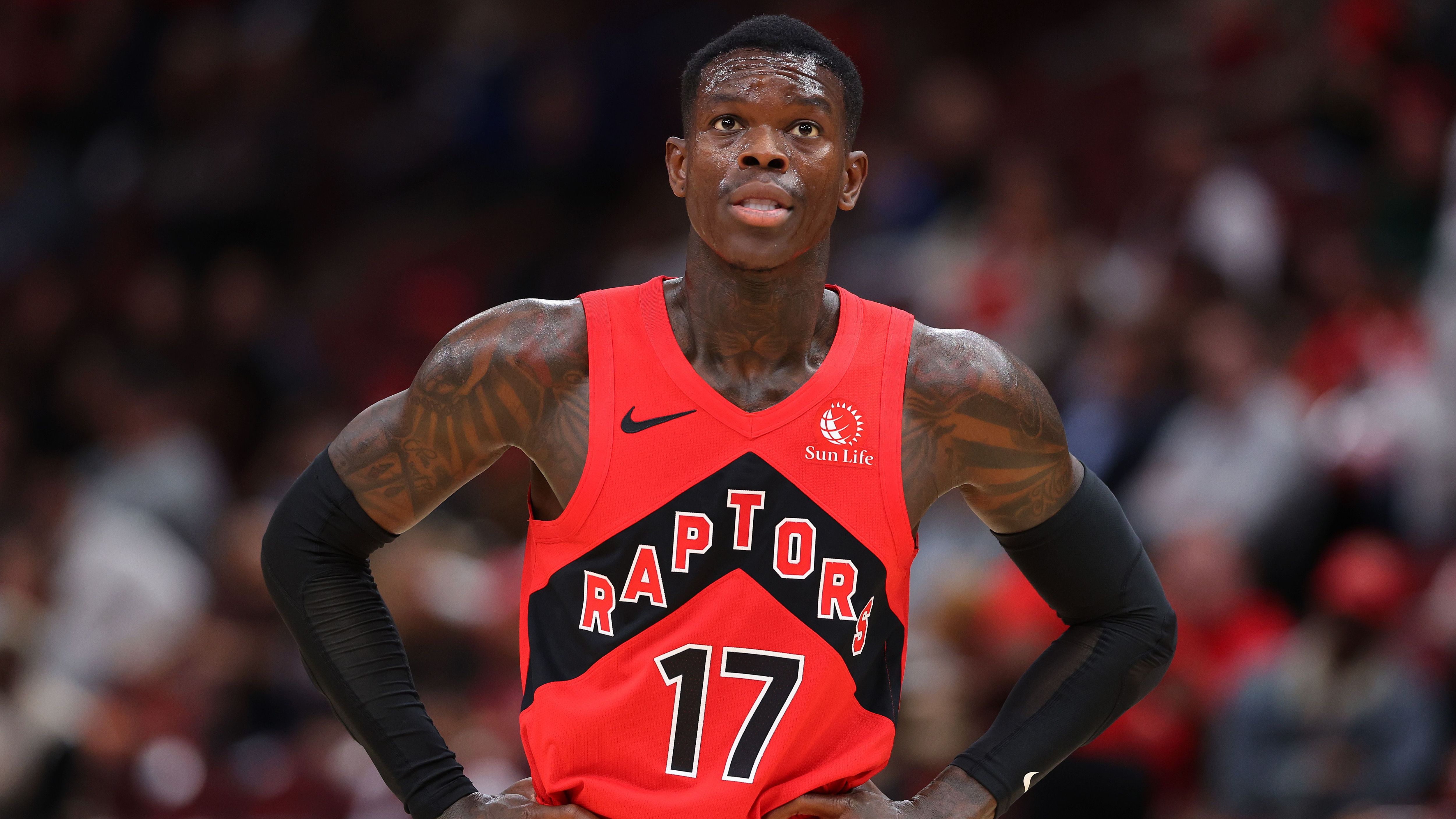 <strong>Dennis Schröder</strong> <br>- In der NBA seit 2013<br>- Teams: Atlanta Hawks (2013-2018), Oklahoma City Thunder (2018-2020), Los Angeles Lakers (2020-2021), Boston Celtics (2021-2022), Houston Rockets (2021-2022), seit 2023 Toronto Raptors<br>- Spiele (Regular Season und Playoffs): 693 und 68<br> - Statistiken (Regular Season): 14.0 Punkte, 4.7 Assists, 2.9 Rebounds