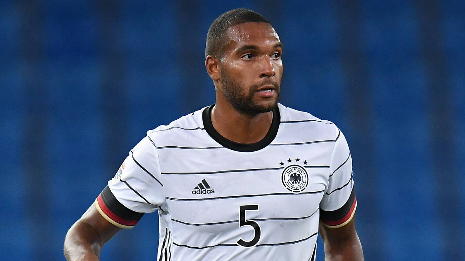 
                <strong>Jonathan Tah</strong><br>
                Kommt für Rüdiger in die Partie. Spielt den Pass auf Neuhaus vor dem 2:2, das wegen Foul niemals hätte zählen dürfen. Ansonsten defensiv unauffällig. ran-Note: 3
              