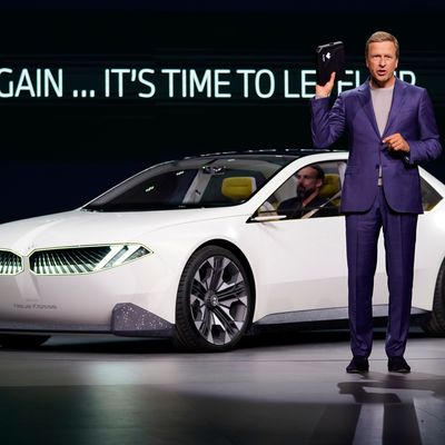 BMW-CEO Oliver Zipse bei der Präsentation des neuen BMW der "Neuen Klasse" im Rahmen einer Veranstaltung vor der Auto- und Verkehrsmesse IAA in München.