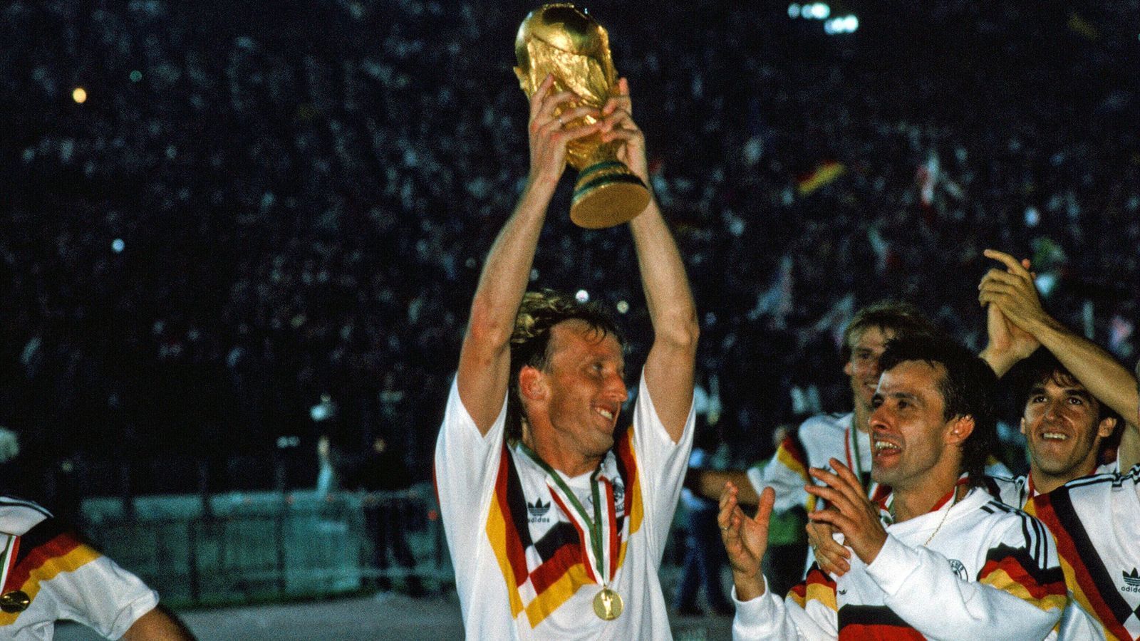 
                <strong>Deutschland wird Fußball-Weltmeister</strong><br>
                Doch nicht nur in der Pfalz, auch in ganz Deutschland durfte im Sommer 1990 gefeiert werden. Dank des entscheidenden Elfmeter-Tores von Andi Brehme krönte sich die DFB-Auswahl 1990 im Finale gegen Argentinien zum dritten Mal zum Weltmeister.
              
