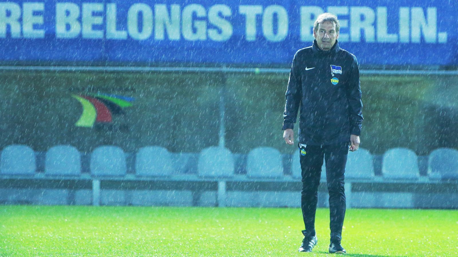 
                <strong>Jürgen Klinsmann</strong><br>
                Wie kann man sich seinen Ruf als Trainer innerhalb von zehn Wochen so vernichten, dass man künftig sehr wahrscheinlich in der Bundesliga nicht mehr vermittelbar ist? Dies kann wohl nur einer beantworten: Jürgen Klinsmann. Der frühere DFB- und Bayern-Coach sollte die Hertha von Ende November 2019 an zu einem "Big City Club" formen. Letztlich hinterließ Klinsmann in seiner Kurzzeit-Ära in der Hauptstadt aber nur Chaos und Kopfschütteln. Nach zehn Spielen mit drei Siegen, drei Unentschieden und vier Niederlagen trat Klinsmann zurück - und gab das höchstpersönlich (und vor der Hertha selbst) in den sozialen Medien bekannt. Später legte Klinsmann über diesen Kanal nach, vor allem Hertha-Manager Michael Preetz und dessen Kompetenzen waren Klinsmann ein Dorn im Auge. Nach dem Rücktritt flog "Klinsi" auch aus dem Aufsichtsrat der Berliner. "Das Problem ist nur, dass es ihm nicht wirklich um Hertha BSC ging, sondern nur um sich selbst", sagte Paul Keuter, Mitglied der Geschäftsleitung, der "Berliner Morgenpost". Vieles habe sich laut Keuter bei der Hertha in den letzten zwei Jahren ins Positive geändert, aber "ein Kulturwandel ist nie abgeschlossen, wir müssen uns immer wieder hinterfragen", erklärte Keuter und feuerte gegen Klinsmann. Dieser habe dem Klub dabei nicht geholfen, ganz im Gegenteil: "Vom Kulturwandel hat Klinsmann so viel Ahnung wie ein Hahn vom Eierlegen."
              