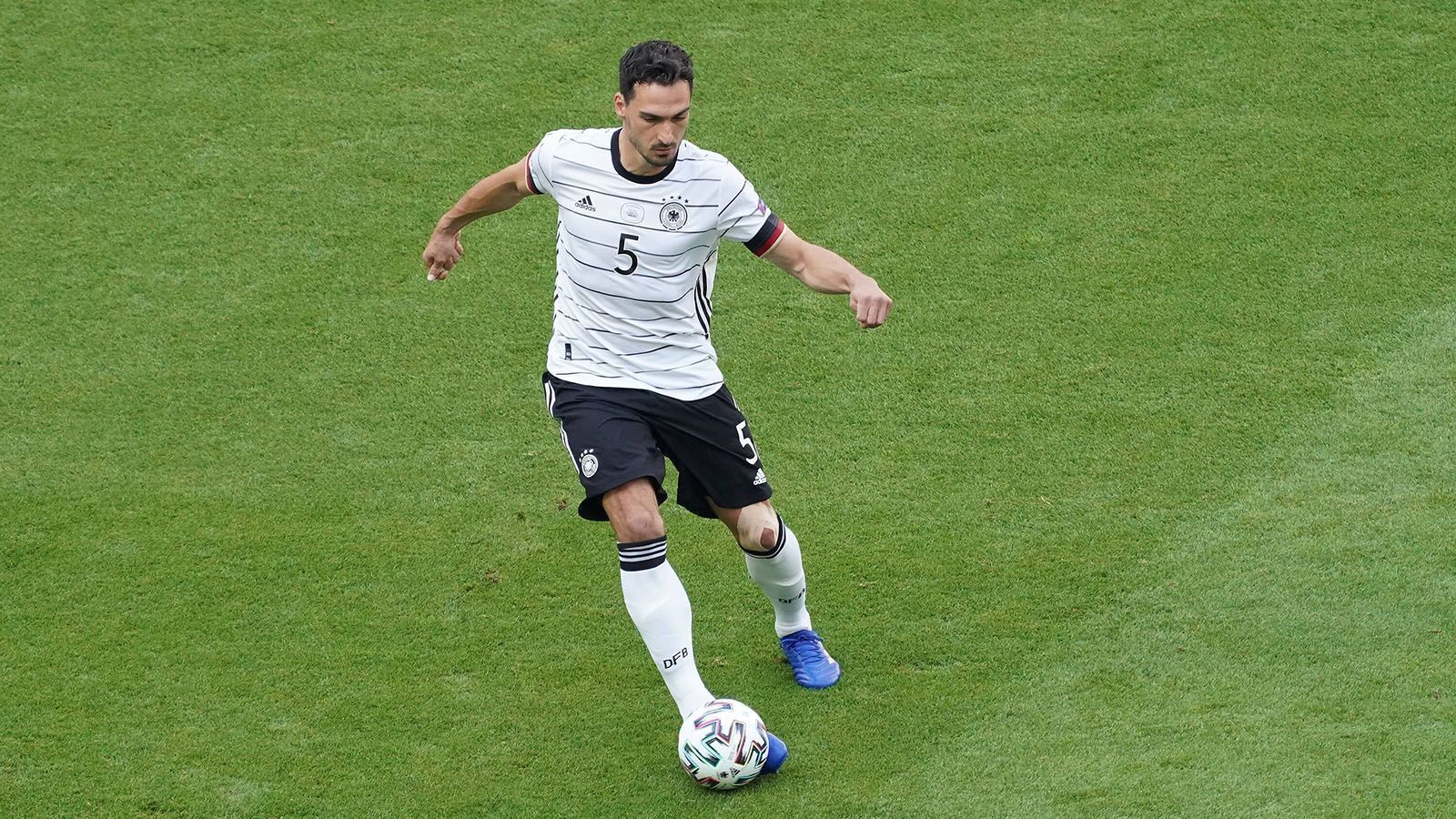 
                <strong>Abwehr: Mats Hummels</strong><br>
                Am Dienstag nahm Mats Hummels wieder am Mannschaftstraining teil und ist für den Showdown ums Achtelfinal-Ticket einsatzbereit. Vor allem seine langen Bälle können zum Mittel werden, zudem ist er aufgrund seiner Leaderqualitäten sowieso gesetzt - und hat gegen Portugal auch wenig Gründe geliefert, daran etwas zu ändern.
              