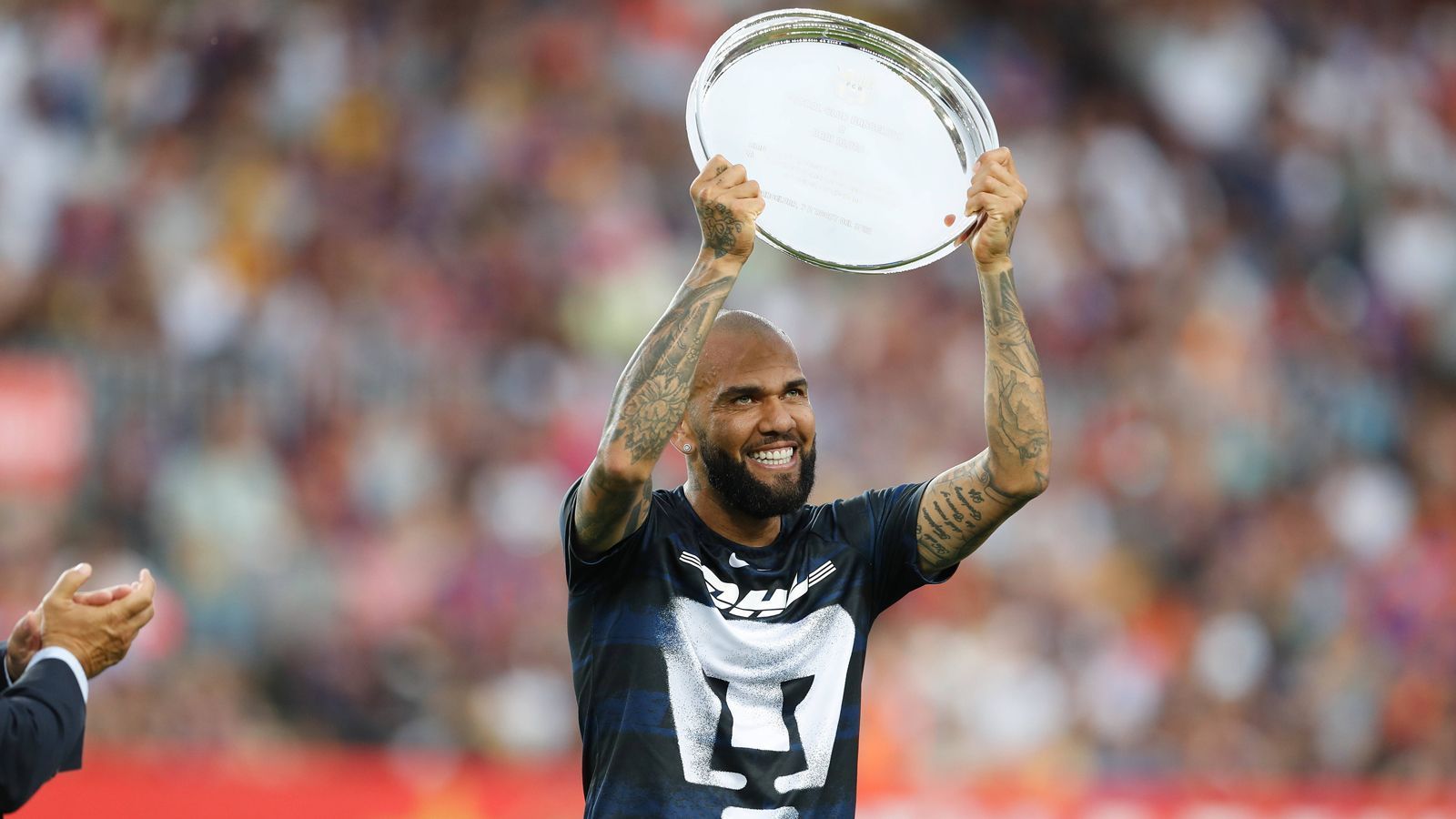 
                <strong>Dani Alves (42 Titel)</strong><br>
                &#x2022; <strong>Titel:</strong> spanische Meisterschaft (6), spanischer Pokal (5), spanischer Superpokal (5), UEFA Supercup (4), Klub-WM (3), Champions League  (3), Copa America (2), UEFA Cup (2), französische Meisterschaft (2), französischer Superpokal (2), Confed Cup (2), französischer Ligapokal (1), U20-WM (1), Olympia (1), französischer Pokal (1), italienische Meisterschaft (1), italienischer Pokal (1)<br>&#x2022; <strong>Vereine:</strong> UNAM Pumas, FC Barcelona, FC Sao Paulo, Paris St. Germain, Juventus Turin, FC Sevilla, EC Bahia<br>
              