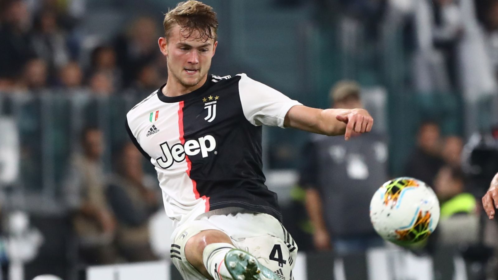 
                <strong>Matthis de Ligt (Juventus Turin) </strong><br>
                Der 20-Jährige ist jüngster Spieler im UEFA Team des Jahres 2019. Als Kapitän sorgte er mit Ajax Amsterdam in der vergangenen Champions League-Saison für Furore. Durch Siege über Real Madrid und Juventus Turin in der K.O.-Runde erreichten de Ligt und Co. das Halbfinale, wo Ajax nur denkbar knapp an Tottenham Hotspur scheiterte. Mit der niederländische Nationalmannschaft erreichte er das UEFA-Nations-League-Finale. Im Sommer wechselte de Ligt für über 85 Millionen Euro zu Juventus Turin. Doch beim italenischen Rekordmeister kommt der Innenverteidiger noch nicht so recht in Tritt.
              