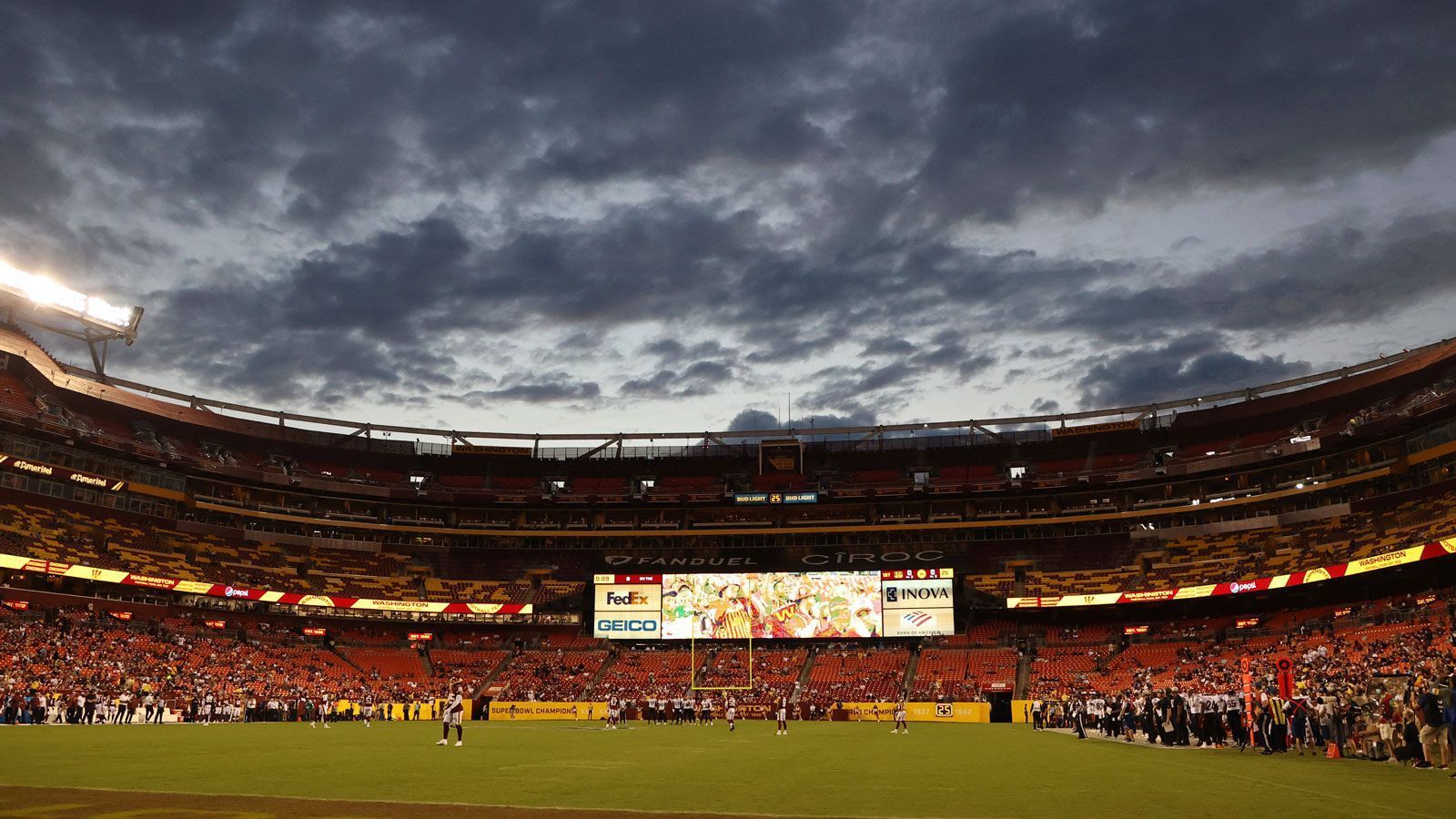 
                <strong>Washington Football Team: FedExField</strong><br>
                Bester Name laut ChatGPT: "Hailstorm Haven"
              