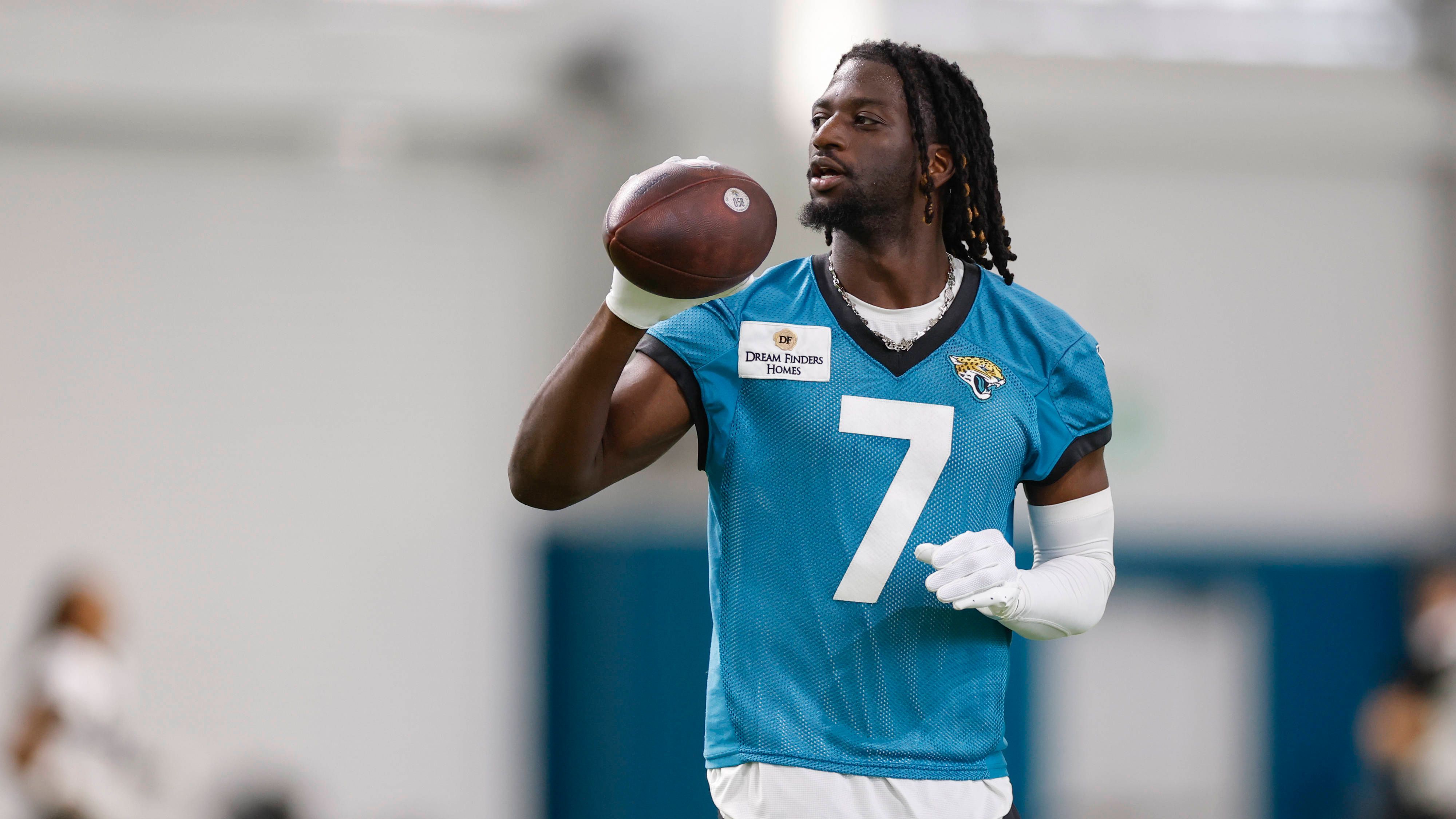 <strong>Brian Thomas Jr. (Jacksonville Jaguars)</strong><br>Das wäre fatal für die Jags. Seit er bei der <a target="_blank" href="https://www.ran.de/sports/american-football/nfl/videos/nfl-highlights-monster-catch-von-engram-packers-siegen-trotzdem?from=/sports/american-football/nfl/spielplan">27:30-Niederlage gegen die Green Bay Packers</a> auf den Ball fiel, plagen Rookie-WR Brian Thomas Jr. Rippenschmerzen. Ein MRT soll nun am Montag Aufschluss darüber geben, wie schwerwiegend die Verletzung ist. Noch bestehe bei der Florida-Franchise laut "NBC" aber die Hoffnung, dass Thomas am kommenden Sonntag auflaufen kann.