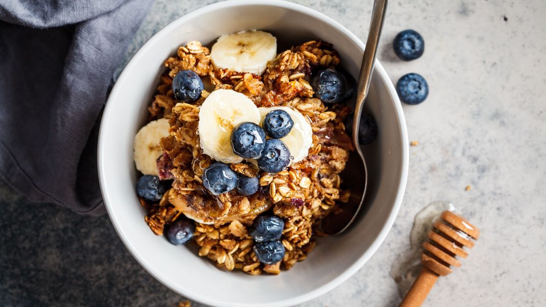 Selbstgemachtes Granola ist nicht nur günstig, sondern auch gesund und lecker. Zudem eignet es sich in schönen Gläsern super as Geschenk.