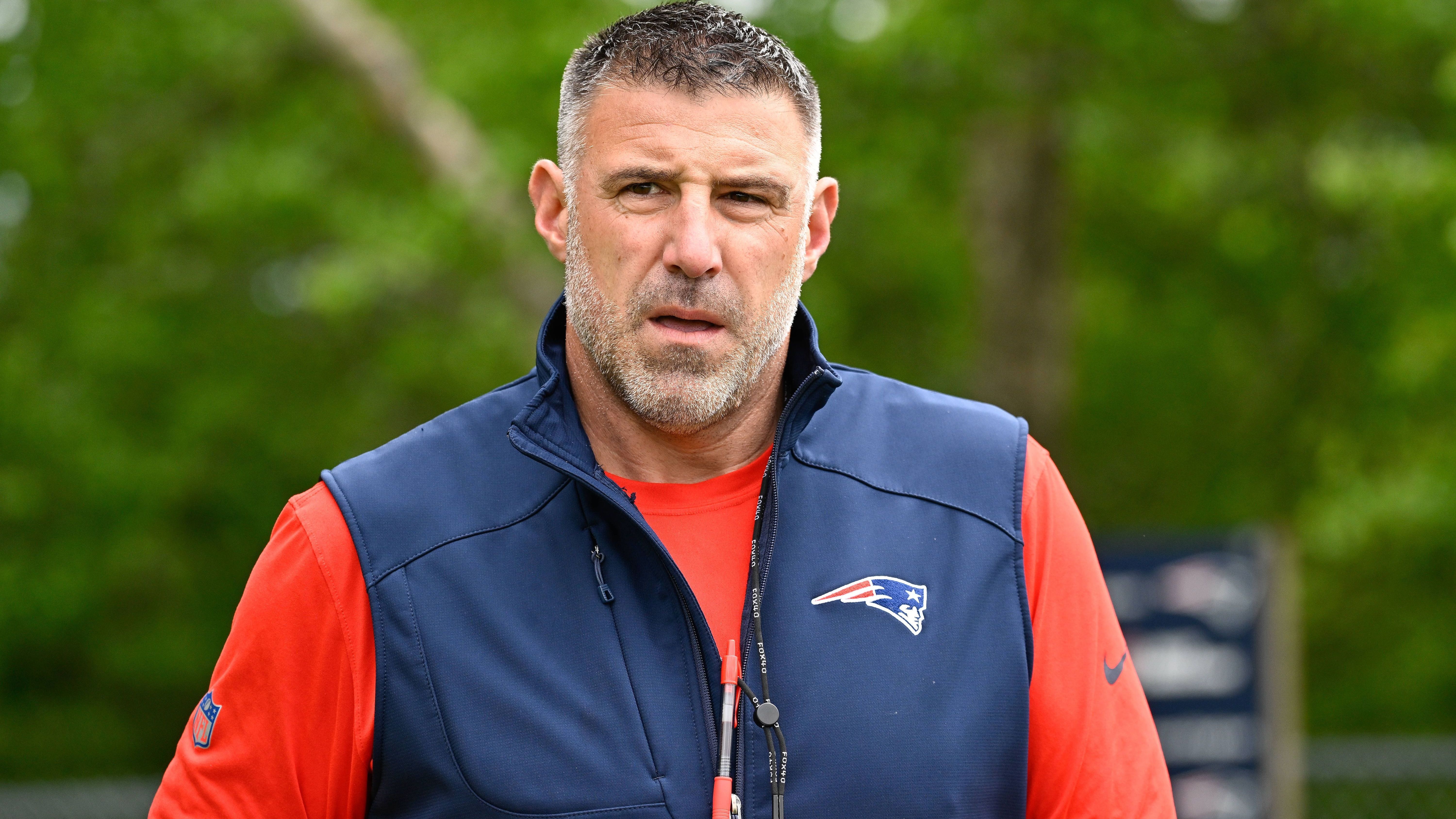<strong>New England Patriots: Identität auf beiden Seiten aufbauen</strong><br>Wohl bei kaum einem anderen Team gab es sowohl offensiv als auch defensiv so viele Wechsel bei den Startern wie bei den Patriots. Dazu bringt Head Coach Mike Vrabel eine ganz neue Kultur ins Team. Das muss sich alles erst finden, umso wichtiger werden die kommenden Wochen.