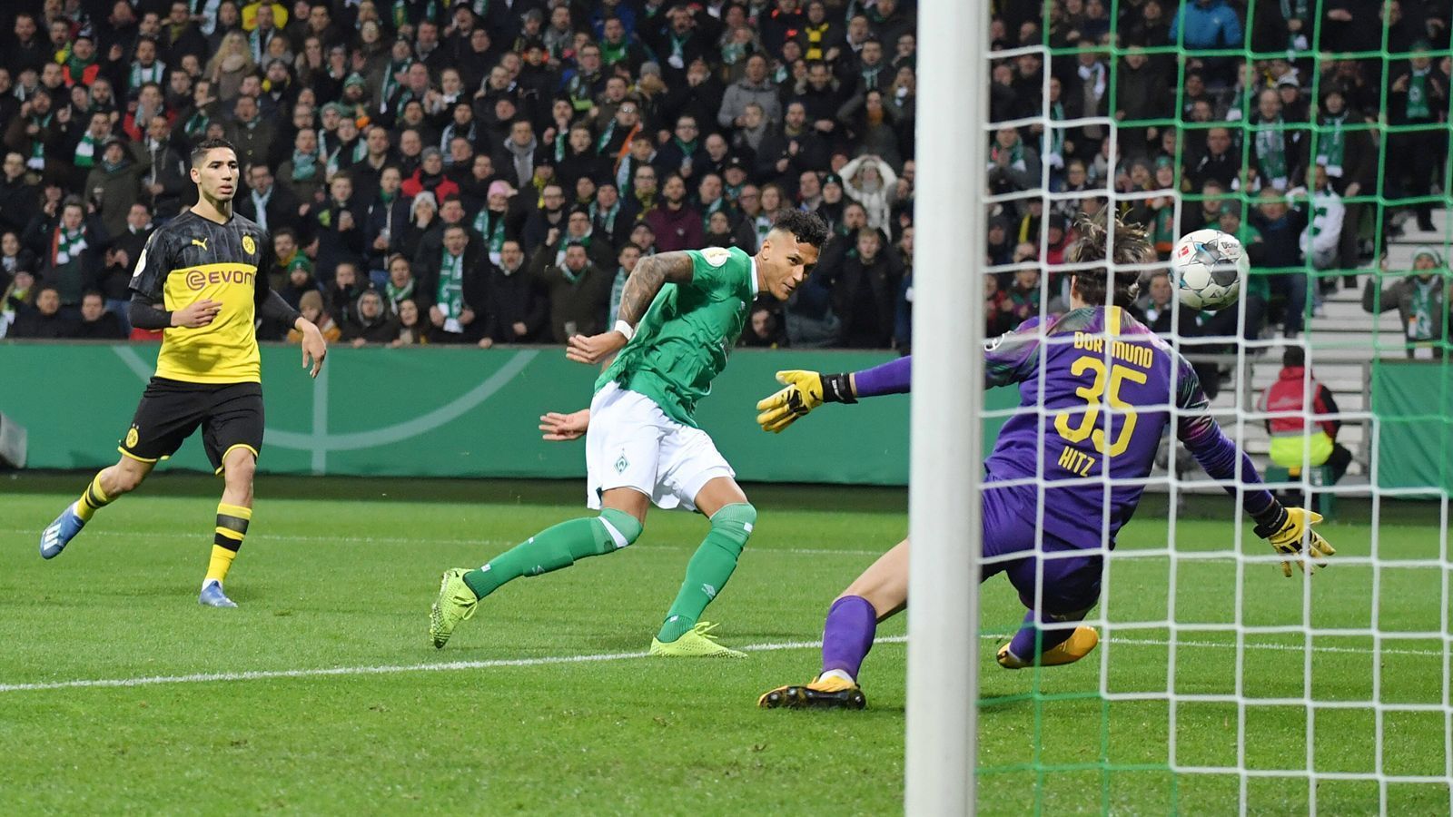 
                <strong>Davie Selke (SV Werder Bremen)</strong><br>
                Was für eine Rückkehr: Guter Beginn, sehr motiviert, umtriebig und stets gefährlich. Eiskalter Abstauber zum 1:0, nachdem Hitz den Ball nur abprallen lassen kann. Muss kurz vor der Pause frei vor dem Tor entweder selbst das Tor machen oder zu Rashica passen. Er trifft Hitz. Geht kurz nach dem Seitenwechsel verletzt runter. ran-Note: 2
              