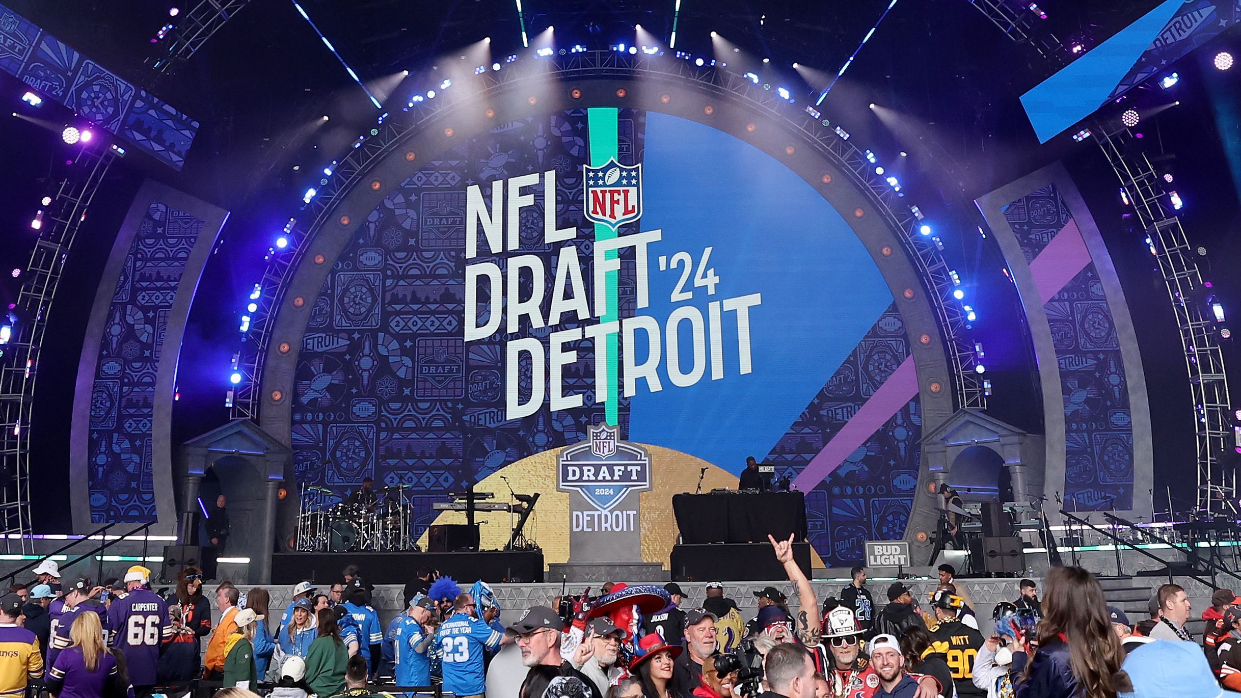 <strong>NFL Draft 2024: Gewinner und Verlierer der 2. und 3. Runde</strong><br>Zwei von drei Tagen des Draft 2024 sind in den Büchern. Einige Teams konnten weitere Baustellen schließen. Andere verpassten jedoch die klaren Needs zu addressieren. <em><strong>ran</strong></em> zeigt die Gewinner und Verlierer der 2. und 3. Runde.