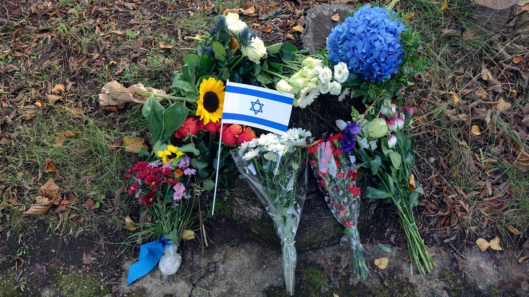 Zum Gedenken: Blumen an der israelischen Botschaft in Berlin.