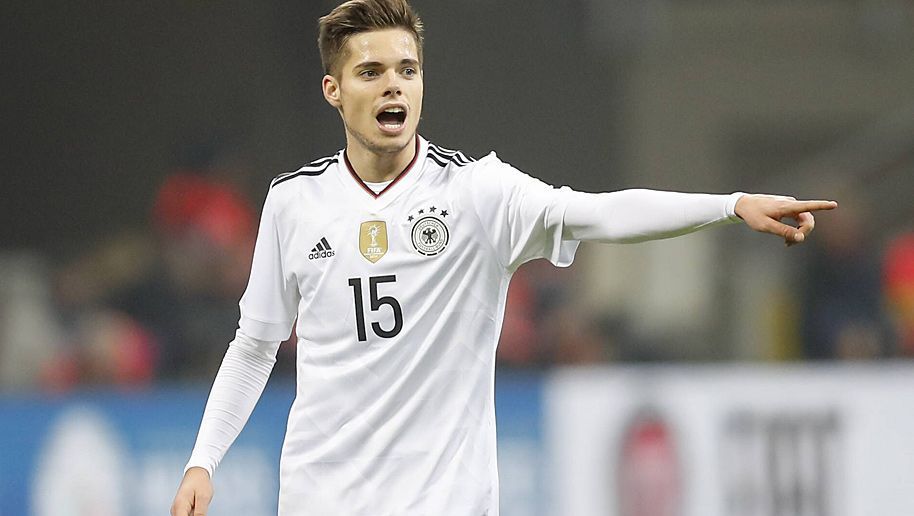 
                <strong>Julian Weigl</strong><br>
                Julian Weigl: Hatte zu Beginn mit den früh attackierenden Italienern zu kämpfen, fand dann aber schnell ins Spiel und dirigierte auf der Sechs gewohnt ballsicher, souverän und mit viel Übersicht. Ging in der 70. Minute vom Platz. ran-Note: 2-
              