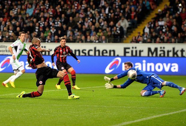 
                <strong>Eintracht Frankfurt - VfL Wolfsburg 1:2</strong><br>
                In Frankfurt geht direkt die Post ab - und die "Wölfe" gehen in Führung. Eine scharfe Flanke von Ex-Eintrachtler Patrick Ochs bringt Bamba Anderson versehentlich im eigenen Tor unter
              