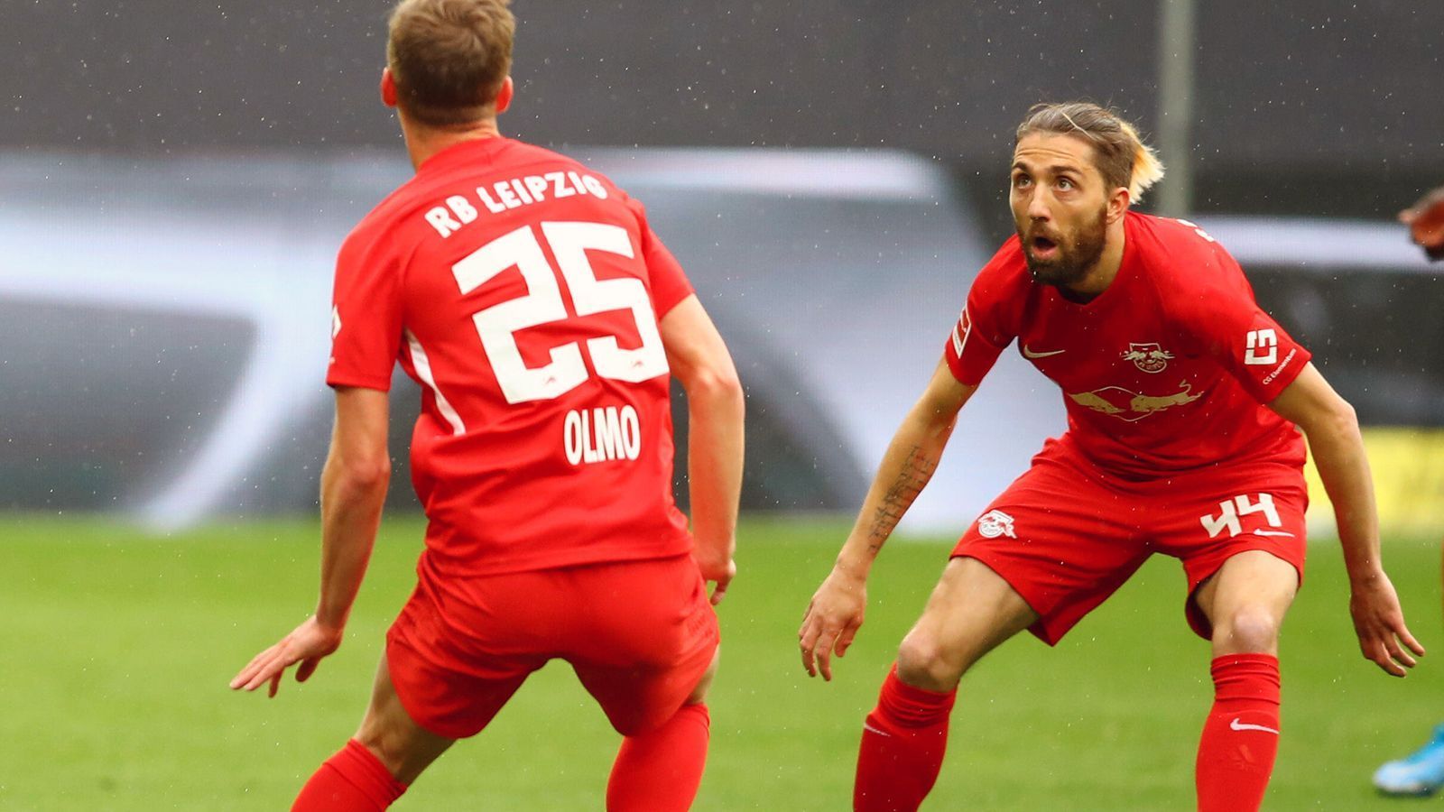 
                <strong>Kevin Kampl</strong><br>
                Hat im ersten Abschnitt gleich doppelt Dusel, dass weder sein Handspiel zu einem Elfmeter, noch sein Fehlpass vor Sanchos Großchance (36.) zu einem Gegentor führt. Hält sich im Anschluss aber schadlos, gefällt als Ballverteiler und überzeugt in den Zweikämpfen (71 Prozent, bestwert bei RB). ran-Note: 3
              