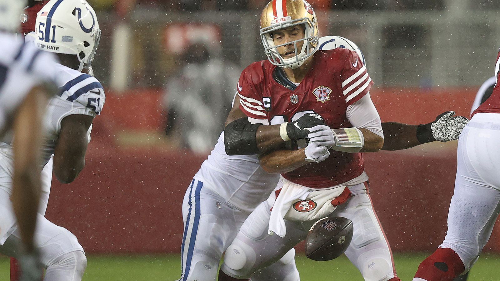 
                <strong>Verlierer: Jimmy Garoppolo (San Francisco 49ers)</strong><br>
                Sein Comeback hatte sich Jimmy G. sicher anders vorgestellt. Gegen die Colts kehrte der Quarterback nach der Bye-Week und auskurierter Verletzung als Starter zurück. Und musste ordentlich einstecken: Zwei Interceptions, ein Fumble, gerade mal 181 Passing Yards und eine Niederlage! Damit kann Jimmy G. nicht zufrieden sein. Vor allem, wenn ihm ein aufstrebendes Quarterback-Talent wie Trey Lance im Nacken sitzt und er um seinen Starter-Job fürchten muss …
              
