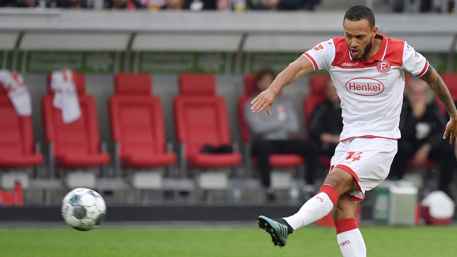 
                <strong>Lewis Baker (Mittelfeldspieler, 24 Jahre)</strong><br>
                Im Alter von zehn Jahren landete Lewis Baker im Nachwuchs des FC Chelsea. Auf sein Debüt in der Premier League wartet er heute noch. Lediglich im FA Cup hatte er für Chelsea einen dreiminütigen Kurzeinsatz zu verbuchen - und das ist bereits sechs Jahre her. Spielpraxis sammelte er bei anderen Vereinen. Der Mittelfeldspieler wurde insgesamt sieben Mal verliehen - vor allem in die niederländische Eredivisie. Zuletzt erfolgte eine Ausleihe in die Bundesliga zu Fortuna Düsseldorf. Dort kam er zu acht Erstligaeinsätzen, stand sieben Mal sogar in der Startelf. In der Winterpause wurde die Ausleihe vorzeitig abgebrochen. Baker ist nun wieder zurück beim FC Chelsea, spielt dort momentan allerdings keine Rolle.
              