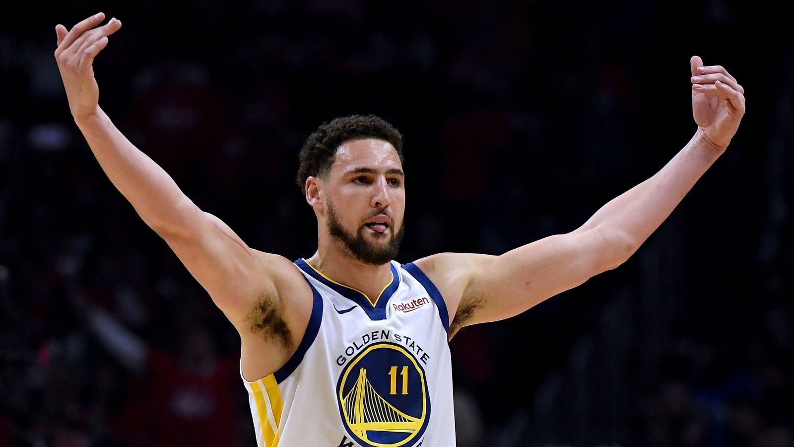 
                <strong>Klay Thompson </strong><br>
                Endlich wieder gute Nachrichten für Klay Thompson! Auch der derzeit verletzte Shooting Guard wird eine Rolle im Film erhalten. Im sechsten Spiel der NBA-Finals, in dem sich die Toronto Raptors als erstes kanadisches Team zum NBA-Champion kürten, hatte sich der 29-Jährige der Golden State Warriors das linke vordere Kreuzband gerissen. Thompson, der 2011 im Draft von den Warriors gepickt wurde, konnte bereits drei Mal mit den Kaliforniern den NBA-Titel gewinnen.
              