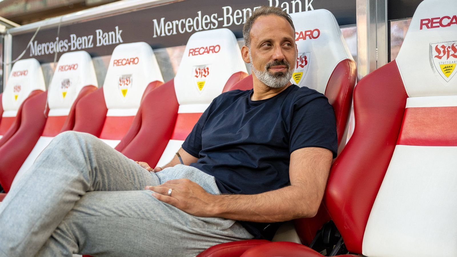 
                <strong>VfB Stuttgart: Pellegrino Matarazzo</strong><br>
                Im Amt seit: 30. Dezember 2019Vertrag bis: 30. Juni 2024Vorherige Station: Co-Trainer TSG Hoffenheim
              