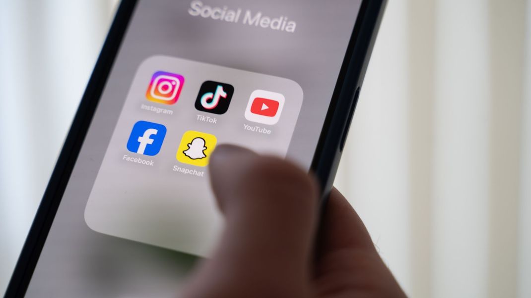 Über Instagram und WhatsApp lockten Betrüger:innen ihr Opfer in die Falle. (Symbolbild)