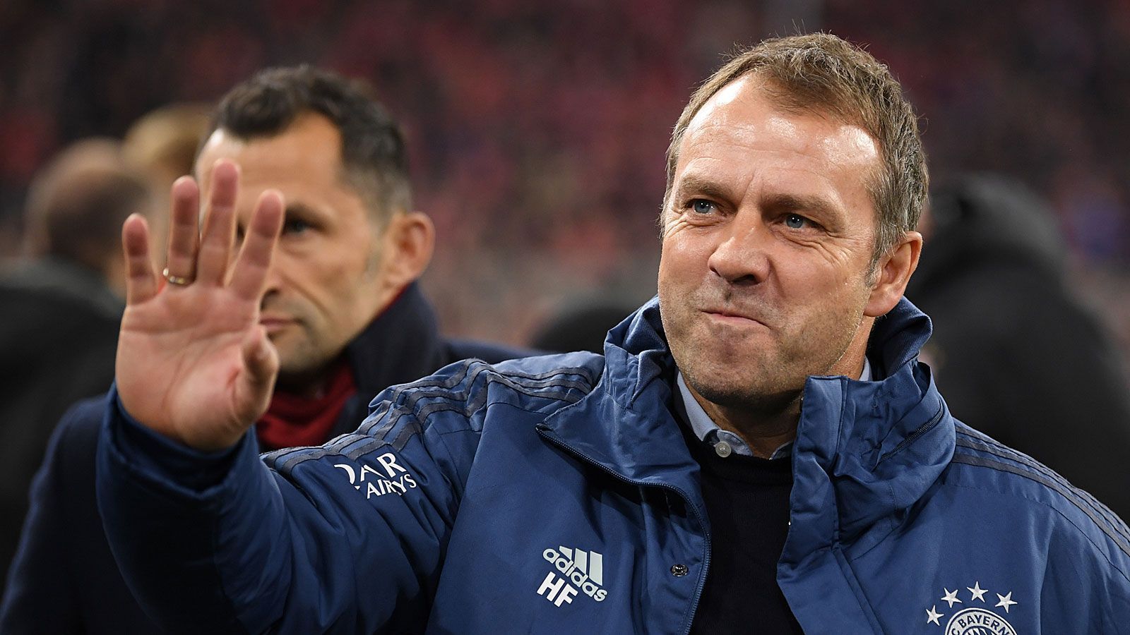 
                <strong>Wer darf bleiben, wer kommt und wer muss gehen?</strong><br>
                Havertz, Sane und Upamecano - Namen, die in regelmäßigen Abständen mit dem FC Bayern München in Verbindung gebracht werden. Noch bevor die laufende Bundesliga-Saison beendet ist, läuft die Kaderplanung für die Saison 2020/21 an der Säbener Straße bereits auf Hochtouren. ran.de verschafft euch einen Überblick über die Entwicklungen beim deutschen Rekordmeister.
              