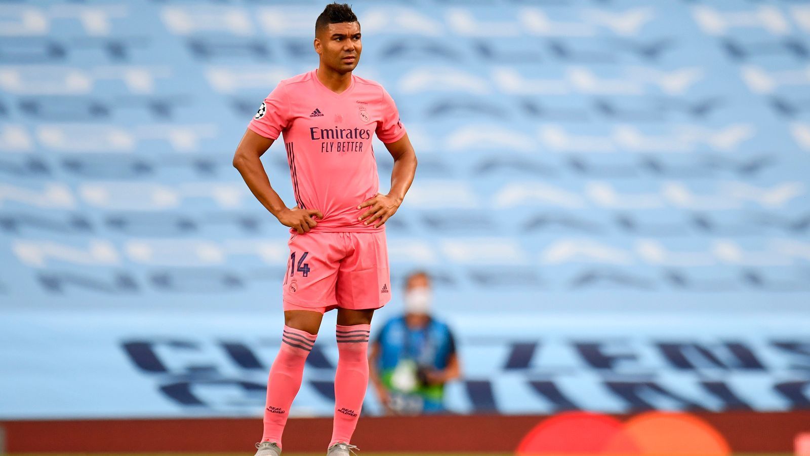 
                <strong>Casemiro (Real Madrid)</strong><br>
                Der Brasilianer hat in der Mittelfeldzentrale oftmals das Nachsehen gegen die technisch und läuferisch starken City-Spieler. In der 18. Minute rettet der Nationalspieler jedoch im eigenen Strafraum entscheidend vor dem heranstürmenden Sterling durch eine riskante, aber faire Grätschte. Ansonsten ist der als harter Zweikämpfer bekannte Casemiro in Manchester recht unauffällig. ran-Note 4
              