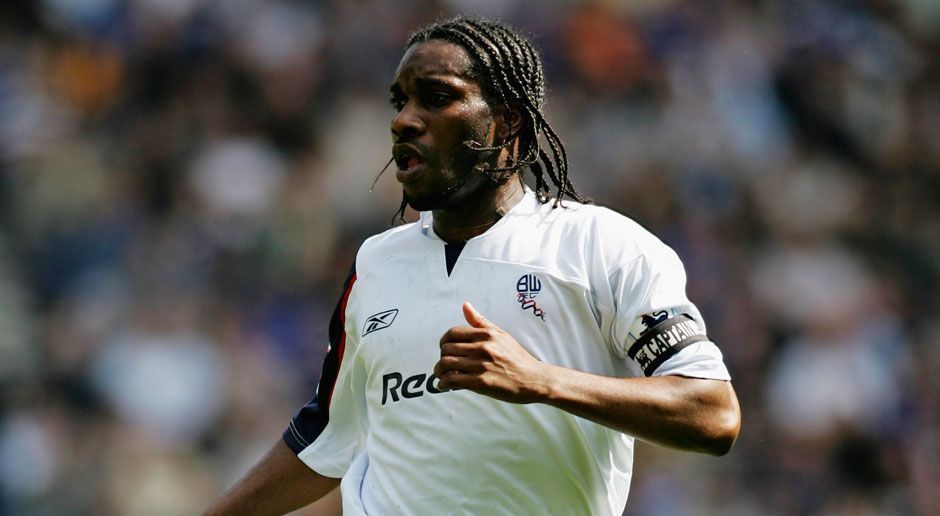 
                <strong>Jay-Jay Okocha</strong><br>
                Mittelfeld: Jay-Jay Okocha
              