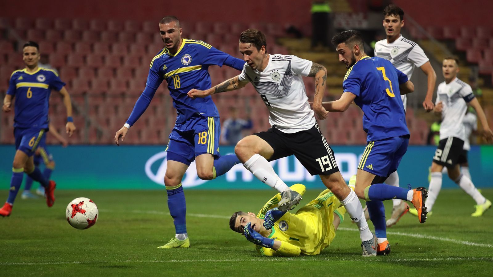 
                <strong>EM-Qualifikation gegen Bosnien-Herzegowina</strong><br>
                Mit einem Sieg am Dienstagabend gegen Bosnien-Herzegowina kann die deutsche U21-Nationalmannschaft zumindest mal Platz 2 in der EM-Qualifikation absichern (ab 17:45 Uhr live auf ProSieben MAXX). Doch die Bosnier sind durchaus ein ernstzunehmender Gegner. ran.de nennt die wichtigsten Fakten zum Spiel.
              