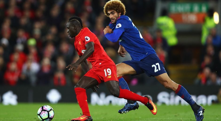 
                <strong>Marouane Fellaini Sadio Mane</strong><br>
                Auf dem Platz haben Klopps Liverpooler zu Beginn große Mühe: Marouane Fellaini & Co. halten Sadio Mane und seine Liverpooler fast durchgehend in der eigenen Hälfte beschäftigt.
              