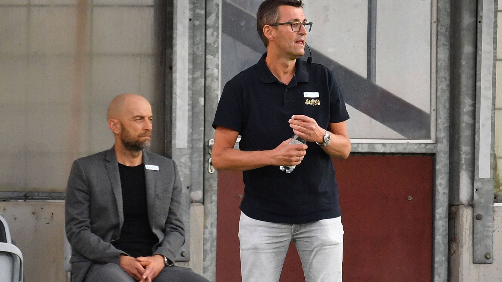 
                <strong>Münchner Derby: FC Bayern II vs. 1860 München</strong><br>
                1860-Trainer Michael Köllner (r.) verfolgt die Partie mit Geschäftsführer Günther Gorenzel.
              