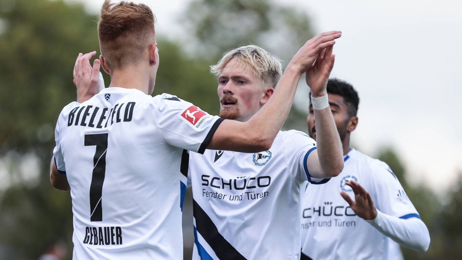 
                <strong>Arminia Bielefeld</strong><br>
                Diese Verträge laufen am längsten: Christian Gebauer (li.), Jomaine Consbruch (re.), Jacob Barrett Laursen, Mike van der Hoorn, Nathan de Medina und Oscar Linner (alle bis Ende 2023)
              