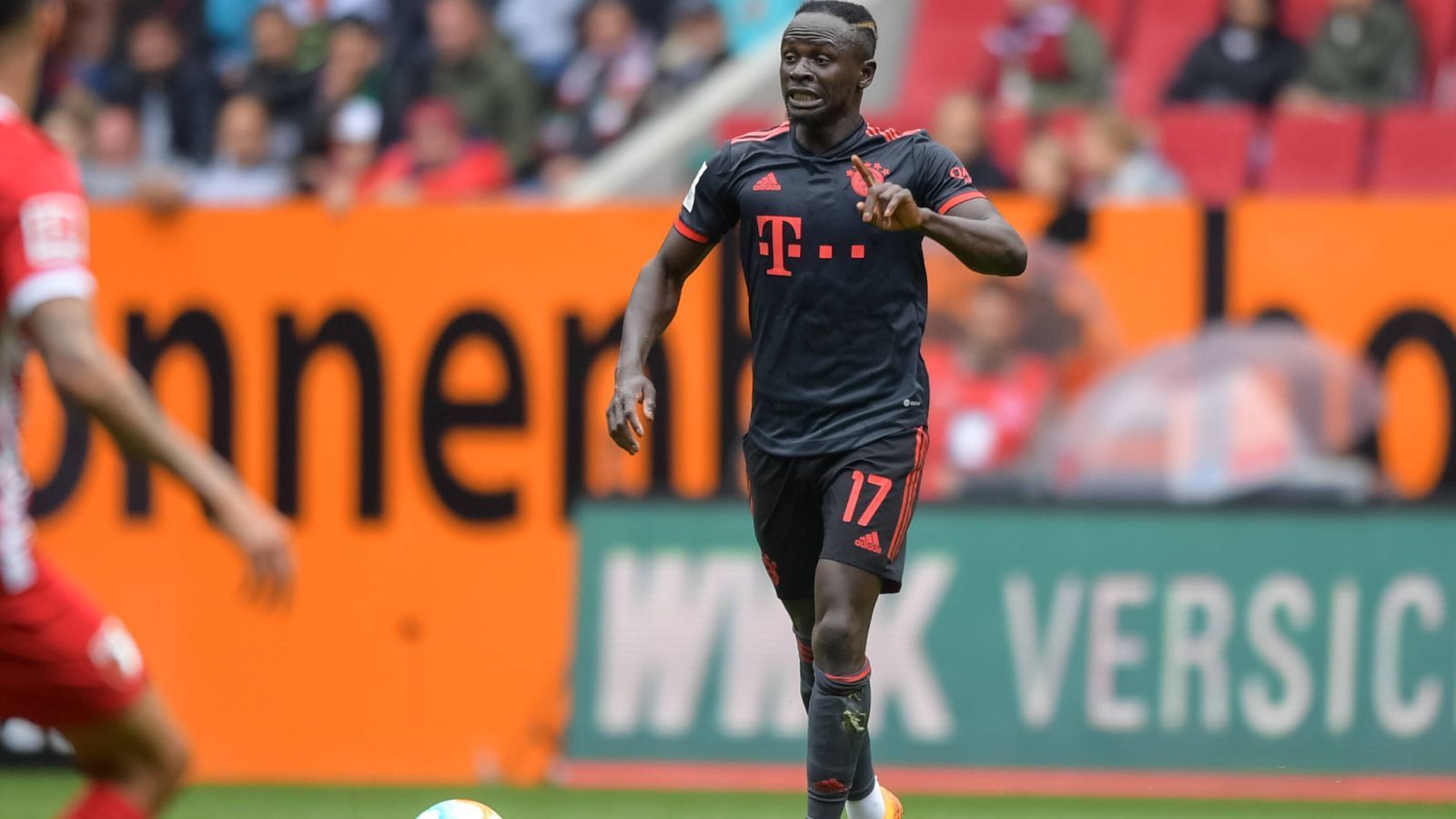 
                <strong>Angriff: Sadio Mane</strong><br>
                Er ist so ein bisschen das Gesicht der Bayern-Krise: Sadio Mane. Der Senegalese wurde als inoffizieller Nachfolger von Robert Lewandowski geholt und zeigte in den ersten Pflichtspielen, wieso. Drei Tore in den ersten drei Bundesliga-Spielen, dazu jeweils ein Treffer in den nationalen Pokalbewerben. Seit einem Monat ist Mane jedoch tor- und glücklos. In Augsburg scheiterte er freistehend vor Rafal Gikiewicz beim Stand von 0:0. Wie Müller saß auch er erst einmal auf der Bank. Nicht auszuschließen, dass das gegen Leverkusen ein zweites Mal der Fall sein wird.
              