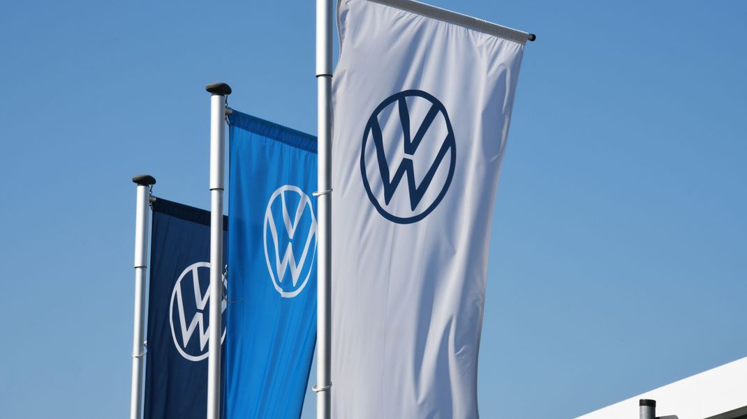 Insgesamt vier frühere VW-Führungskräfte sind im Prozess um die Dieselaffäre wegen Betrugs schuldig gesprochen worden. (Symbolbild)