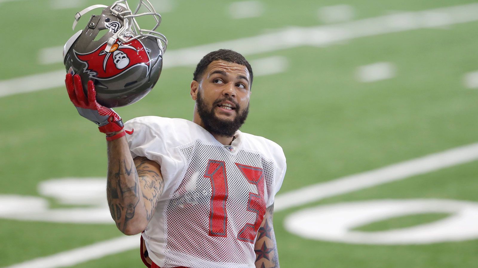 
                <strong>Mike Evans (Tampa Bay Buccaneers)</strong><br>
                Genau wie Watkins muss sich auch Wide-Receiver-Kollege Mike Evans keine Gedanken mehr um Geld machen. Der 24-Jährige wurde 2014 von den Tampa Bay Buccaneers an siebter Stelle gedraftet und hat einen neuen Fünfjahresvertrag über 82 Millionen Dollar unterschrieben. Davon erhält er 55 Millionen Dollar garantiert.
              