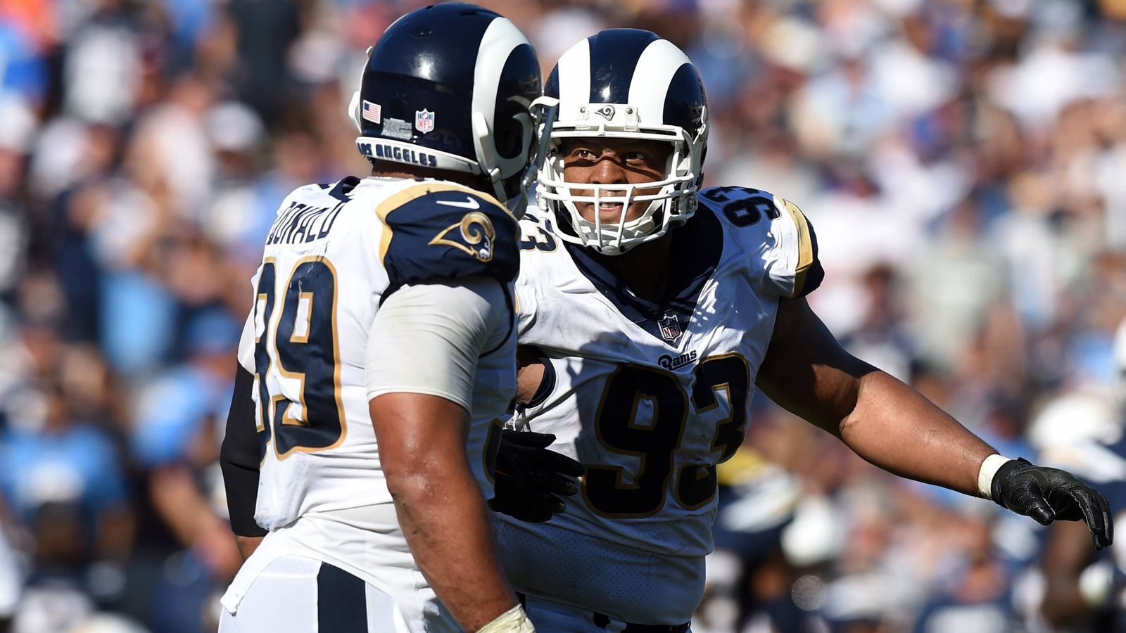 
                <strong>New England Patriots – Los Angeles Rams: Donald und Suh setzen Brady unter Druck </strong><br>
                Tom Brady ist kein mobiler Quarterback, sondern eher ein klassischer Pocket-Passer. Umso spannender wäre es, würde er von dem Monster-Pass-Rush der Los Angeles Rams mit Aaron Donald und Ndamukong Suh unter Druck gesetzt werden. Findet der G.O.A.T. auch hier eine Lösung oder wird er von den beiden Defensive Tackles überrollt?
              