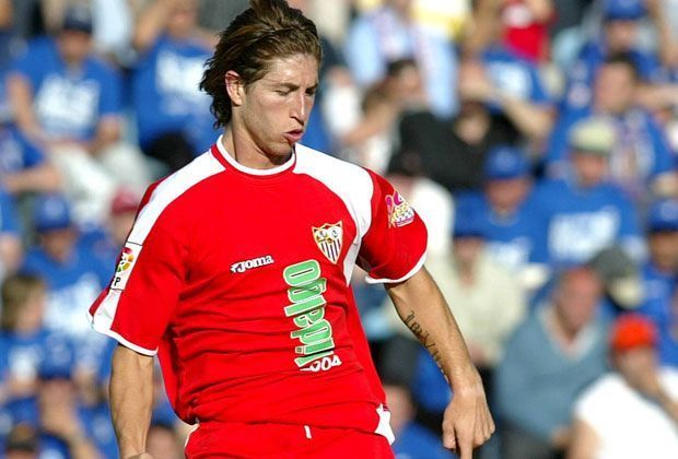 
                <strong>Sergio Ramos (Real Madrid)</strong><br>
                Auch Sergio Ramos hat seine Anfänge beim FC Sevilla. Der Real-Star wurde in der Jugendakademie des Vereins ausgebildet und gab sein Debüt bei den Profis 2004. Real wurde auf den Verteidiger aufmerksam und sicherte sich die Dienste des Spaniers für 27 Millionen Euro.
              