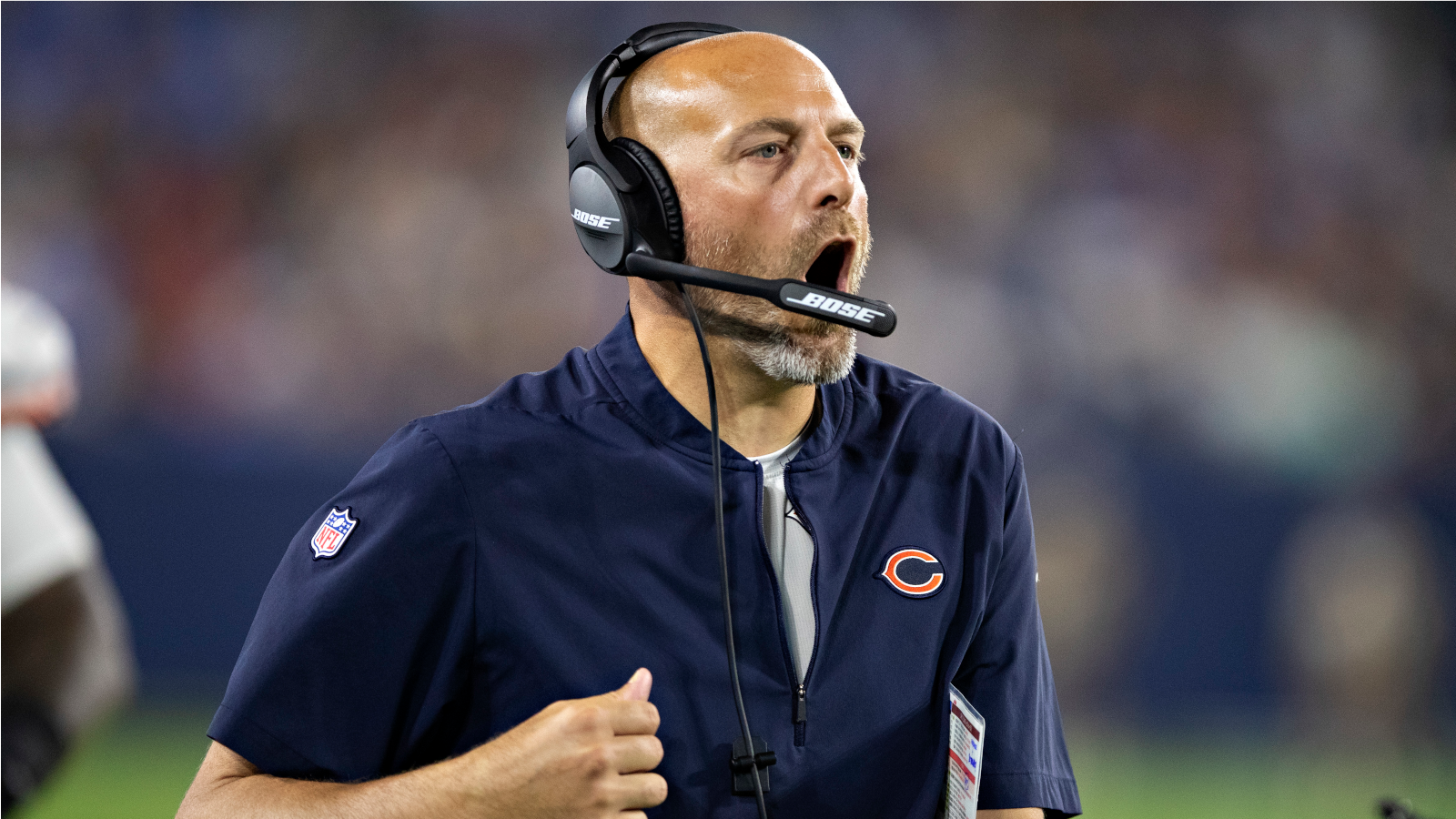 
                <strong>Verlierer: Matt Nagy</strong><br>
                Auch für Fields' Head Coach Matt Nagy. Der 43-Jährige sitzt bei den Chicago Bears derzeit auf einem sehr wackeligen Stuhl. Gemeinsam mit seinem Trainerteam fand er erneut keine Lösungen, um seinen Quarterback zu entlasten und das Offensivspiel anzukurbeln. 40 erzielte Punkte bisher - nur die New York Jets haben weniger aufs Scoreboard gebracht. Bei der 6:26-Pleite gegen die Cleveland Browns holten die Bears gerade einmal vier First Downs ohne Hilfe von Strafen (zu den Highlights). Gegen die Detroit Lions und Las Vegas Raiders muss nun eine Reaktion her, sonst könnte Nagy der erste Head Coach in dieser Saison sein, der seinen Stuhl räumen muss.
              