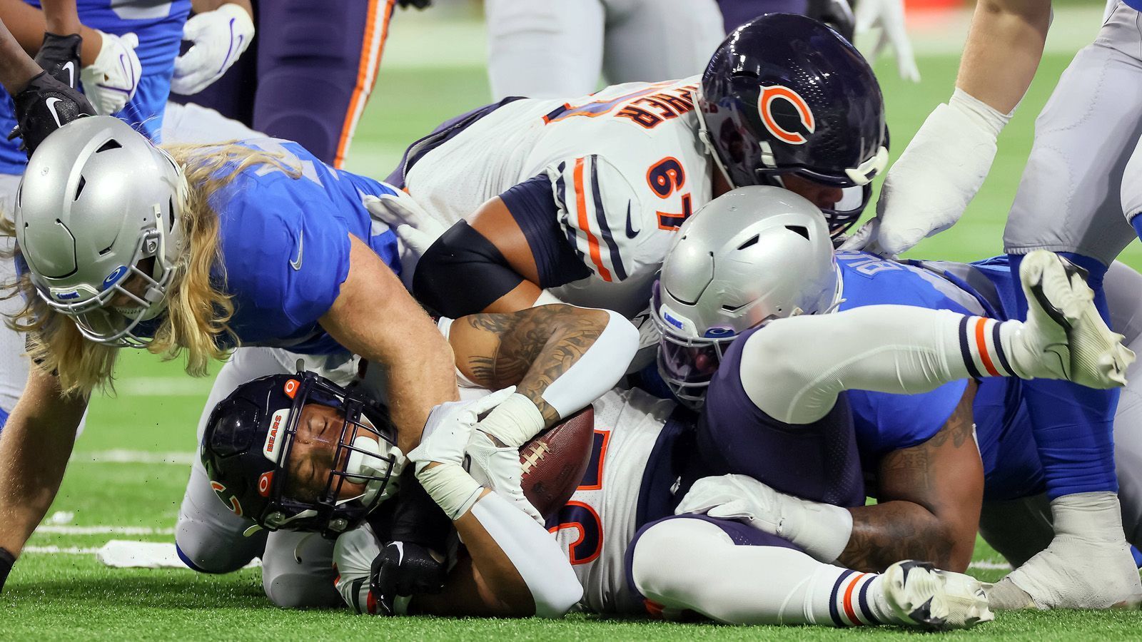 
                <strong>Chicago Bears</strong><br>
                Die Chicago Bears haben in der Free Agency einige Neuzugänge verpflichtet, aber mit David Montgomery auch ihren Leading Running Back verloren. Ob D'Onta Foreman allein diese Lücke füllen wird, ist fraglich. Elliott könnte sowohl als Routinier Erfahrung mitbringen, als auch neben dem ebenfalls extrem laufstarken Quarterback Justin Fields brillieren - entweder als Blocker, als Passempfänger oder als klassischer Running Back, um Fields zu entlasten.
              