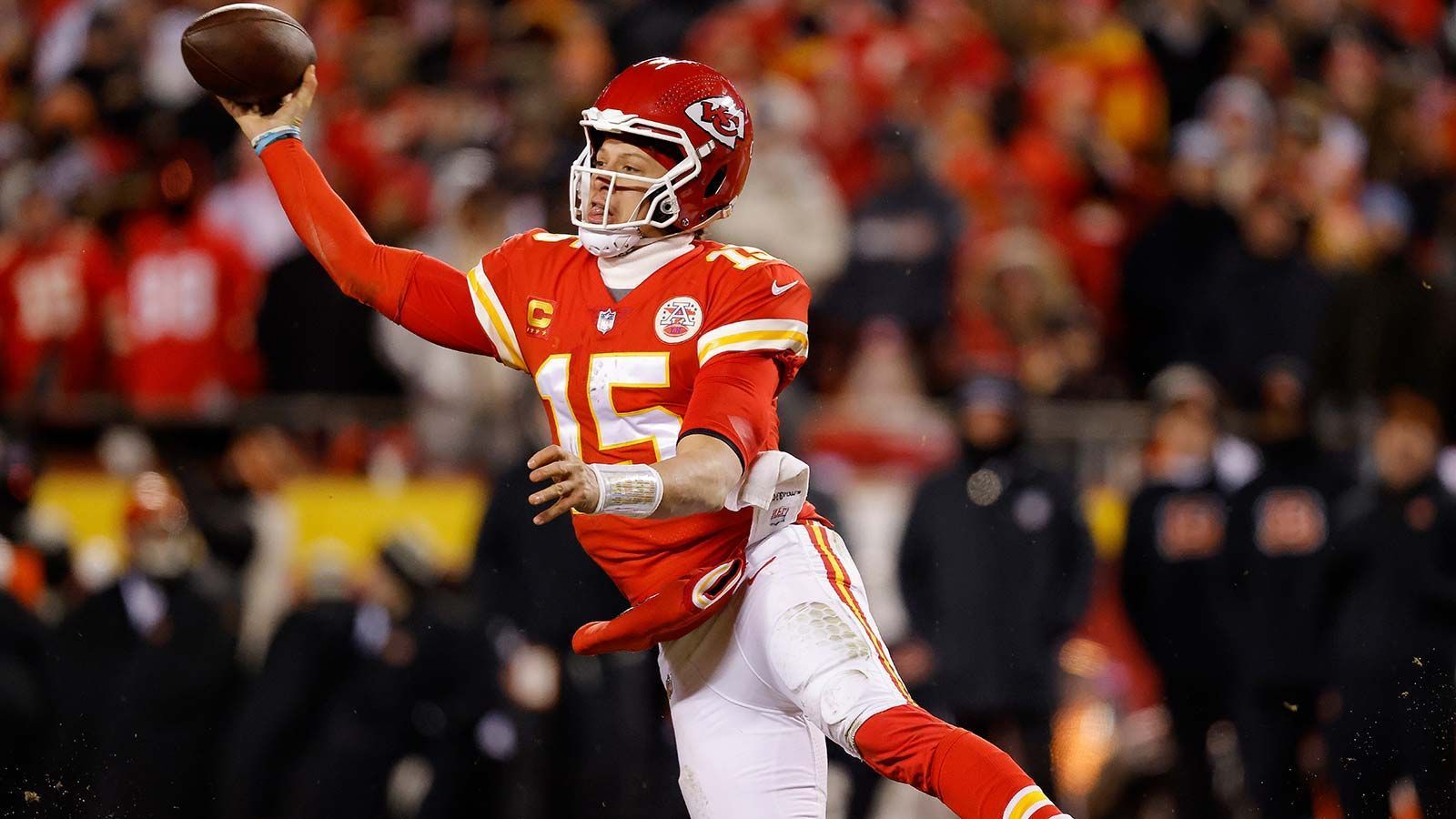 
                <strong>Passing Yards</strong><br>
                Bei den Passing Yards ist es aber dann wieder Mahomes, der bereits 24.142 Yards in der Regular Season bzw. 3.902 Yards in den Playoffs erworfen hat. Damit kommt er auf einen Schnitt von 303 Yards pro Spiel, was er in den Playoffs sogar auf 325,2 Yards steigern kann. Hurts kann da nicht mithalten (Regular Season: 232 Yards im Schnitt pro Spiel – Postseason: 177,7 Yards/Spiel) – 7:2 für Mahomes
              