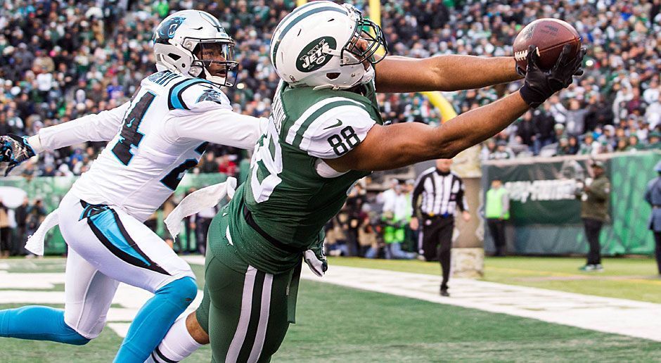 
                <strong>Austin Seferian-Jenkins (New York Jets) in Week 12</strong><br>
                Beim 27:35 gegen die Carolina Panthers standen die New York Jets zu Beginn des Schlussviertels bereits ein Yard vor der Endzone. Dann fand Josh McCown Tight End Austin Seferian-Jenkins - doch die Referees hatten etwas gegen das vermeintliche 23:18 für die "Gang Green". Die Entscheidung nach dem Video-Studium: Der Zweitrunden-Pick des Draft 2014 hätte den Ball nicht immer unter Kontrolle gehabt - jene verlor Seferian-Jenkins, als er nach dem Catch in der Endzone auf dem Boden landete. Für den Jets-Profi war es nicht der erste Schiri-Ärger der Saison - aber dazu später mehr.
              