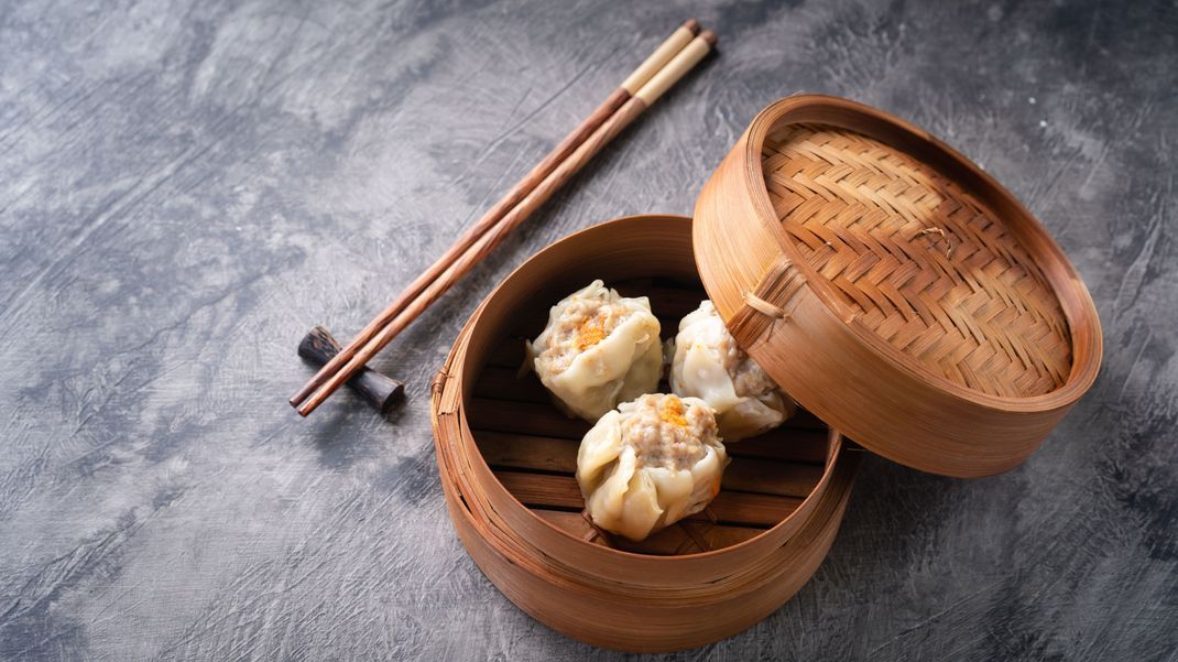Siu Mai gehören zu den beliebten Teigtaschen, die in chinesischen Restaurants oder Dim Sum Restaurants serviert werden.