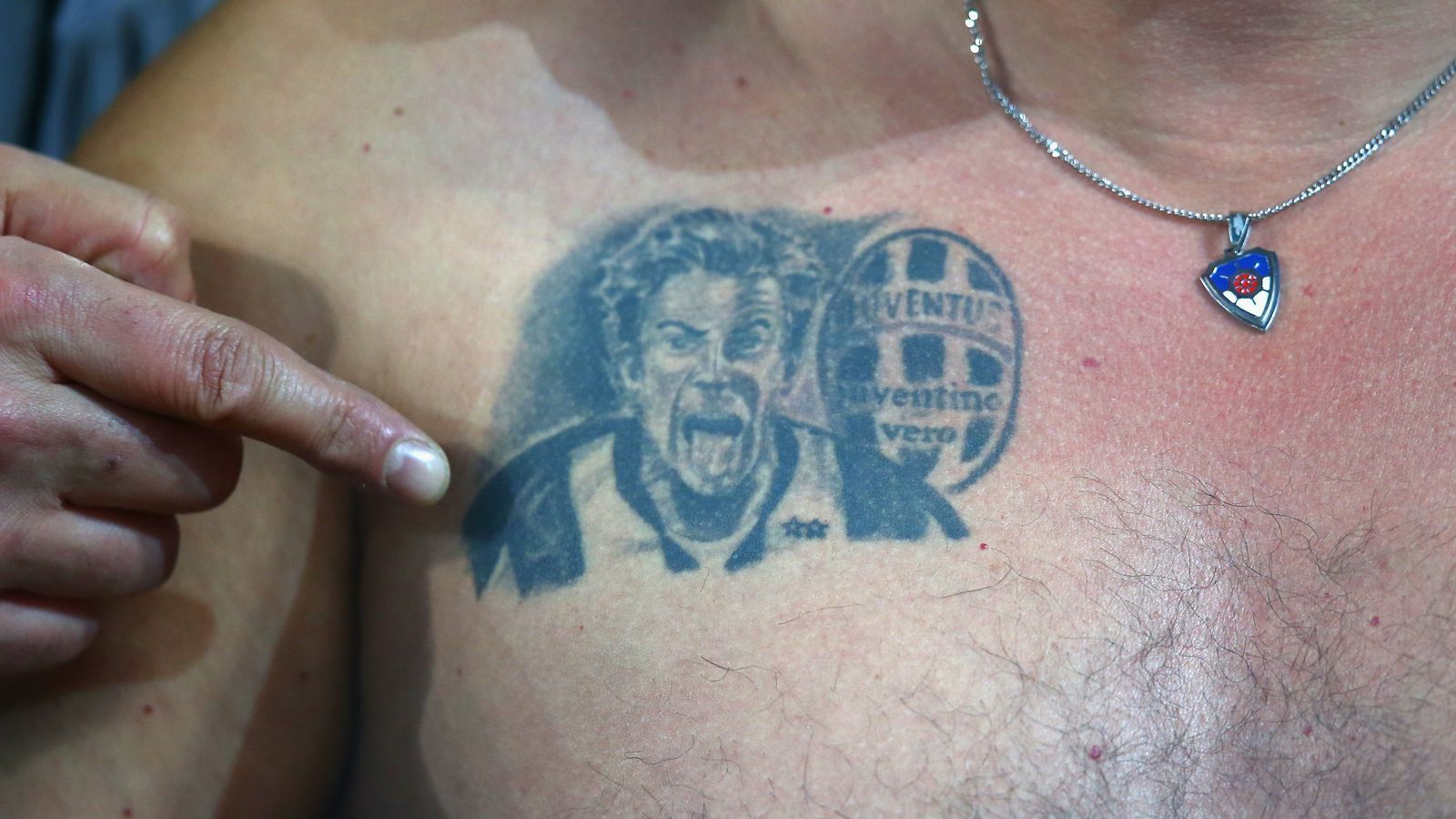 
                <strong>Platz 1: Juventus</strong><br>
                Der "Titel" geht nach Italien - an Serienmeister Juventus. 4881 (!) Tattoos mit Juve-Bezug konnten die Macher des Rankings ausgraben. Ob alle so schön sind wie das hier gezeigte? Man weiß es nicht.
              