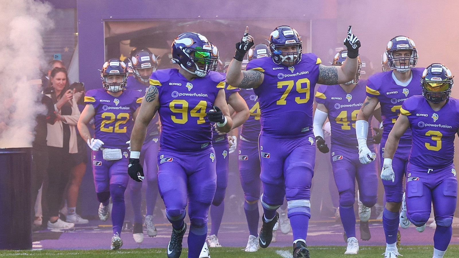 <strong>4. Vienna Vikings&nbsp;</strong>(letzte Woche: 4.) Die Vikings haben saisonübergreifend 14 Siege in Folge, also gut möglich, dass wir sie hier viel zu niedrig geranked haben. Aber liebe Vikings-Fans, bevor ihr uns beim Halbfinale in Wien beschimpft, hier die Gründe dafür: Die Eastern Conference wirkt wie die schwächste Conference der Liga und von den letzten sechs Siegen waren&nbsp; fünf (!) One-Score-Games.