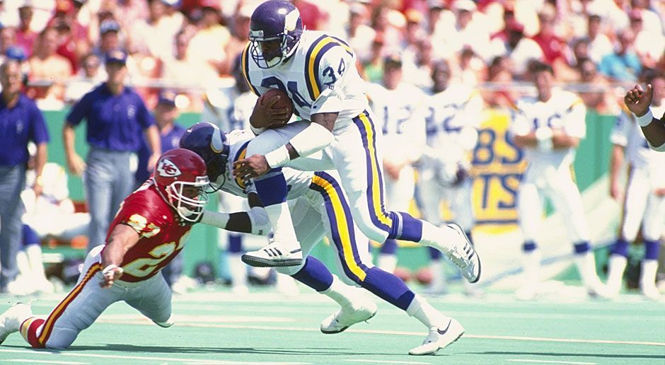 
                <strong>1. Super-Bowl-Rematch zum Start</strong><br>
                Erstmals seit der Saison 1970 steigt in Week 1 das Rematch des Super Bowl der Vorsaison. Am 20. September 1970 setzten sich die Minnesota Vikings gegen die Kansas City Chiefs mit 27:10 durch (Szene aus einem Duell von 1990). Im Super Bowl IV zu Jahresbeginn hatten die Chiefs in New Orleans noch mit 23:7 triumphiert.
              