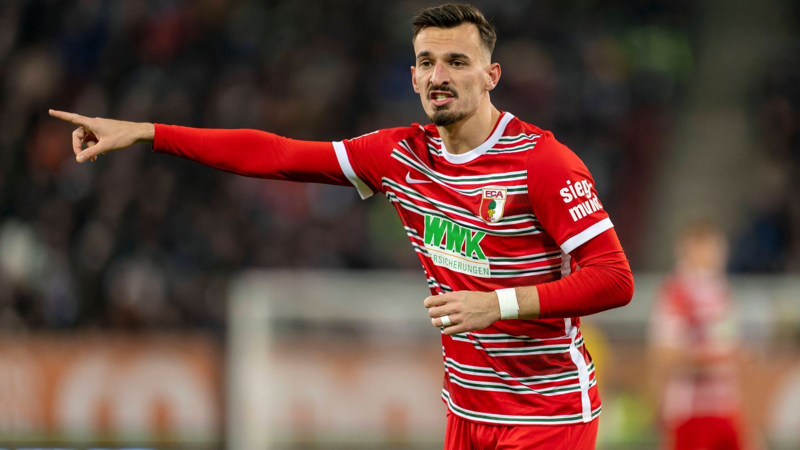 
                <strong>Mergim Berisha (24, FC Augsburg)</strong><br>
                Seit dem Rücktritt von Miroslav Klose aus der Nationalmannschaft ist die Mittelstürmer-Position der DFB-Elf ein sich nicht füllen wollendes Vakuum. "Warum denn nicht Mergim Berisha?", fragte Augsburgs Manager Stefan Reuter zuletzt. Und auch wir fragen: Warum nicht Mergim Berisha? Beim FCA glänzt der U21-Europameister mit zwölf Scorerpunkten in 18 Spielen sowie drei Treffern in Folge in seinen ersten drei Spielen des Jahres. Zudem traf er beim jüngsten 3:5 gegen den FC Bayern München doppelt. Das kann sich bei einer Mannschaft, die nicht unbedingt für ihre Torgefahr bekannt ist, durchaus sehen lassen.
              