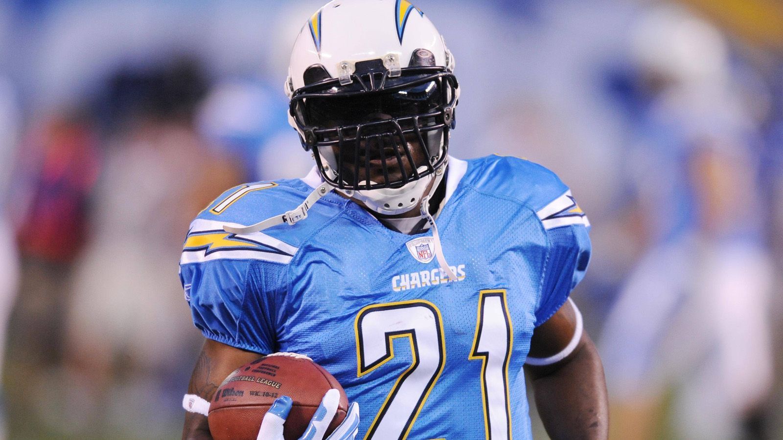 
                <strong>Los Angeles Chargers: LaDainian Tomlinson (Running Back) </strong><br>
                Tomlinson ist einer der produktivsten Running Backs in der Geschichte der NFL und hält mehrere Rekorde.
              