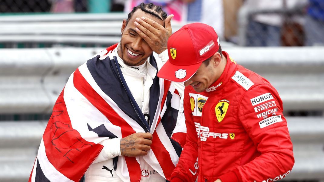Lewis Hamilton mit seinem zukünftigen Teamkollegen Charles Leclerc.